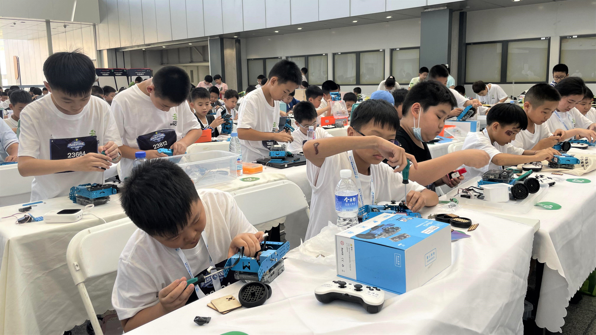 Các bạn nhỏ trong cuộc thi lắp robot. (Ảnh: HỮU HƯNG)