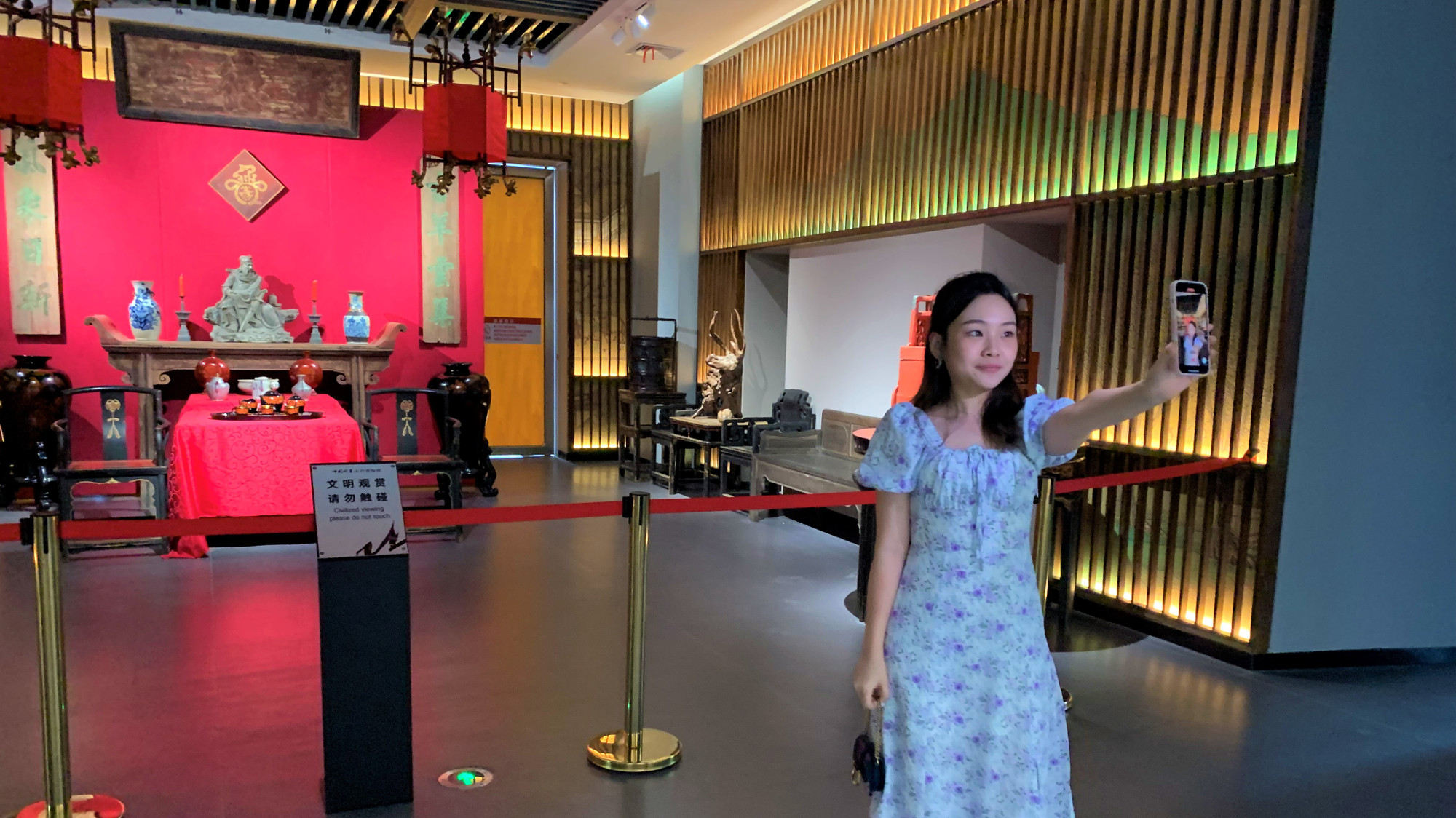 Một bạn trẻ lưu lại khoảnh khắc đẹp tại Bảo tàng.