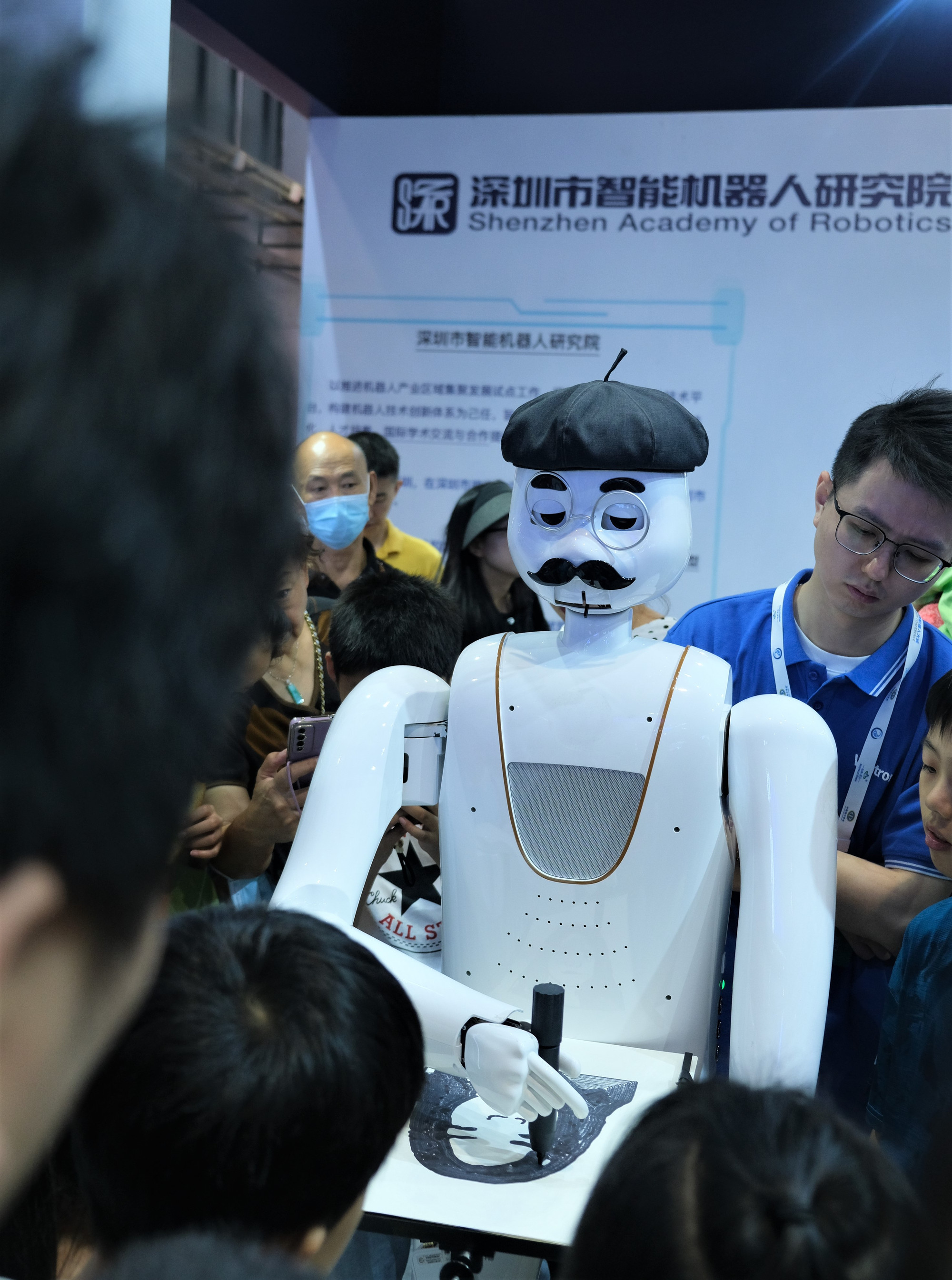 "Robot họa sĩ". (Ảnh: HỮU HƯNG)