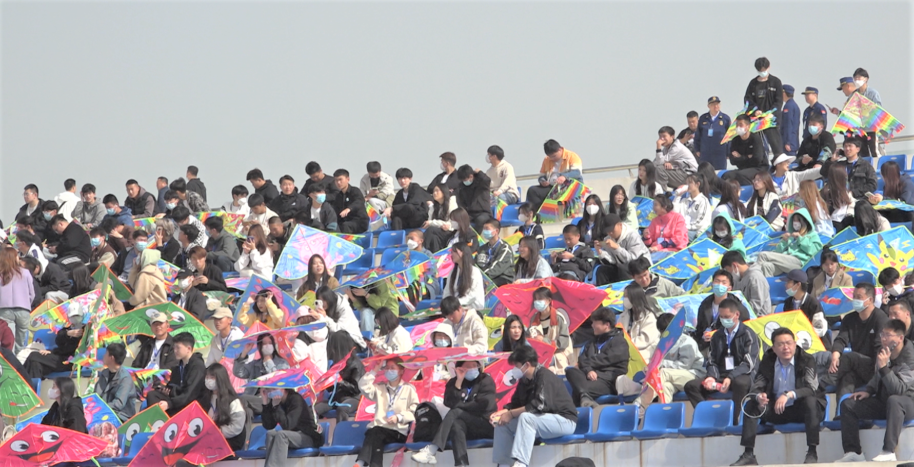 Khán giả cũng chuẩn bị cho mình một chiếc diều. (Ảnh: HỒ QUÂN)