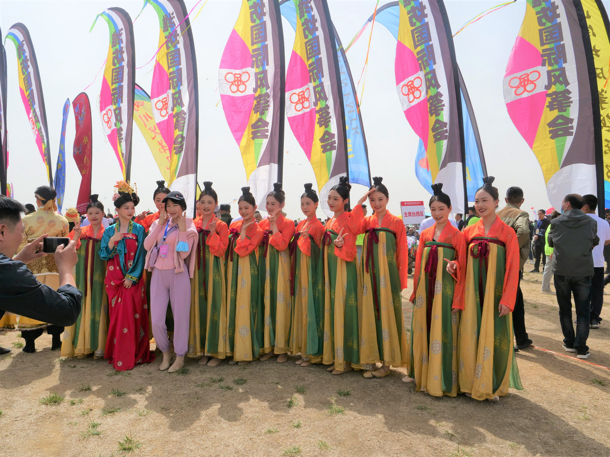 Các thiếu nữ trong trang phục truyền thống tại lễ hội. (Ảnh: HỮU HƯNG)