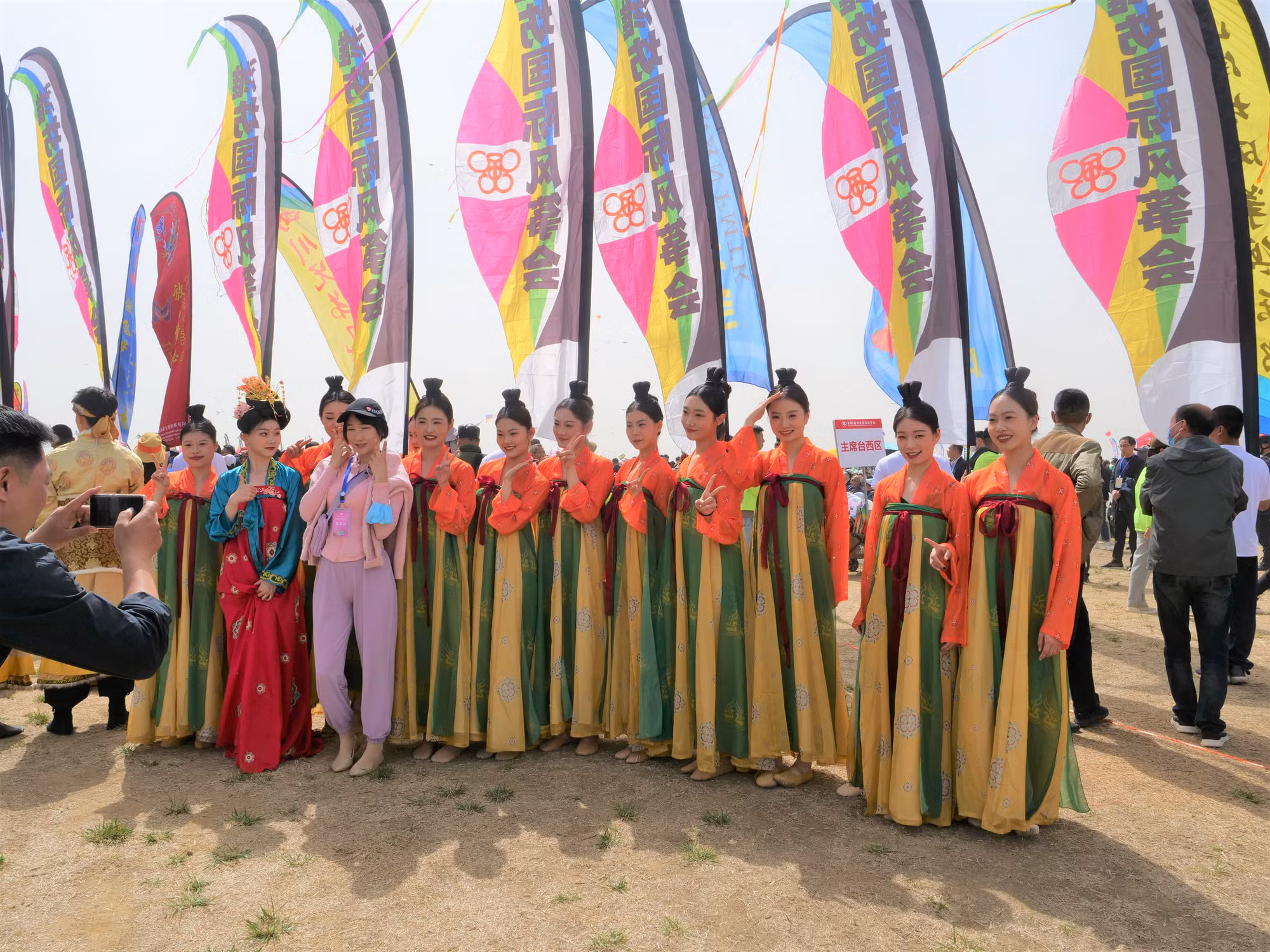 Các thiếu nữ trong trang phục truyền thống tại lễ hội. (Ảnh: HỮU HƯNG) Các thiếu nữ trong trang phục truyền thống tại lễ hội. (Ảnh: HỮU HƯNG)