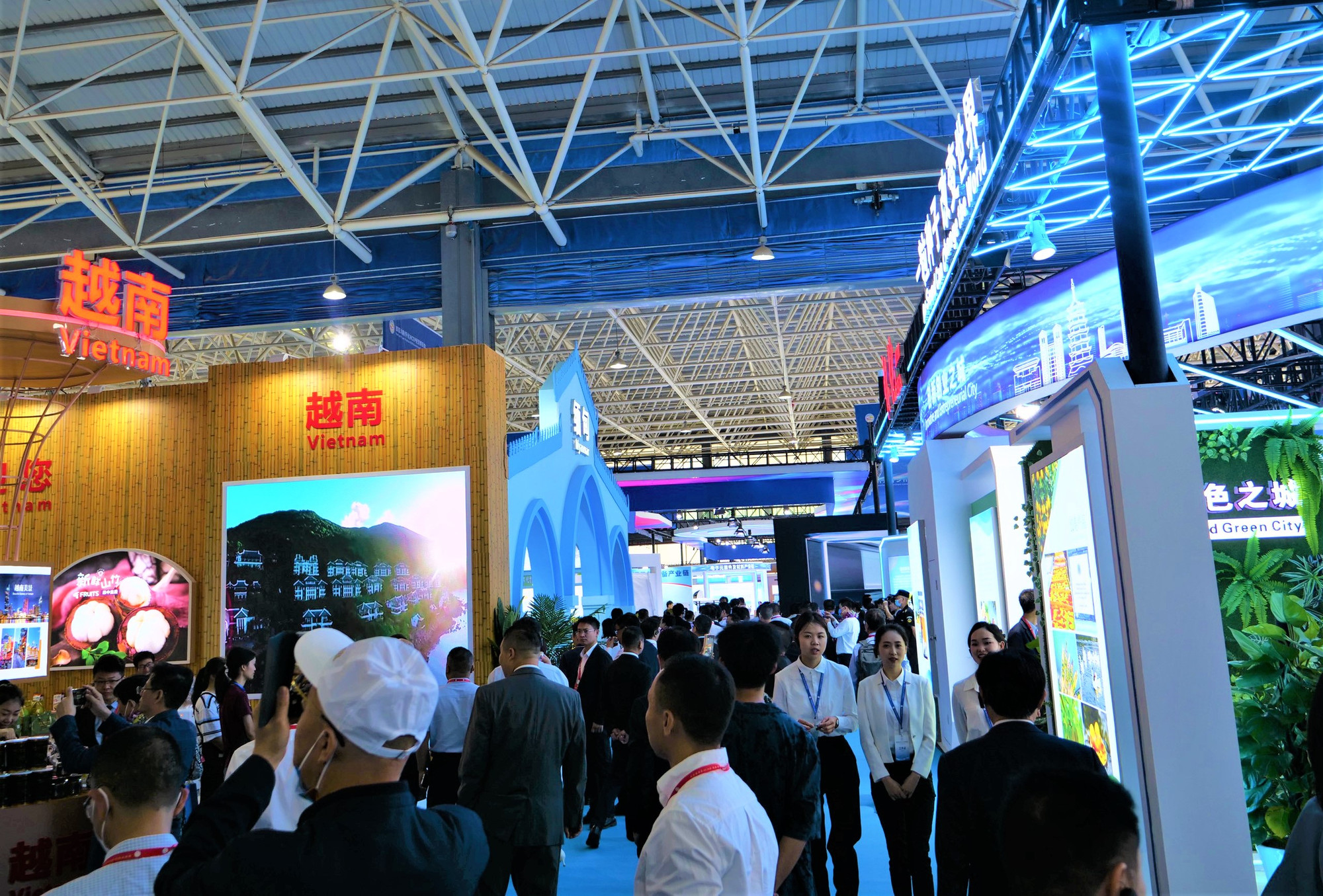 Rất đông người tham quan gian hàng Việt Nam. (Ảnh: HỮU HƯNG)