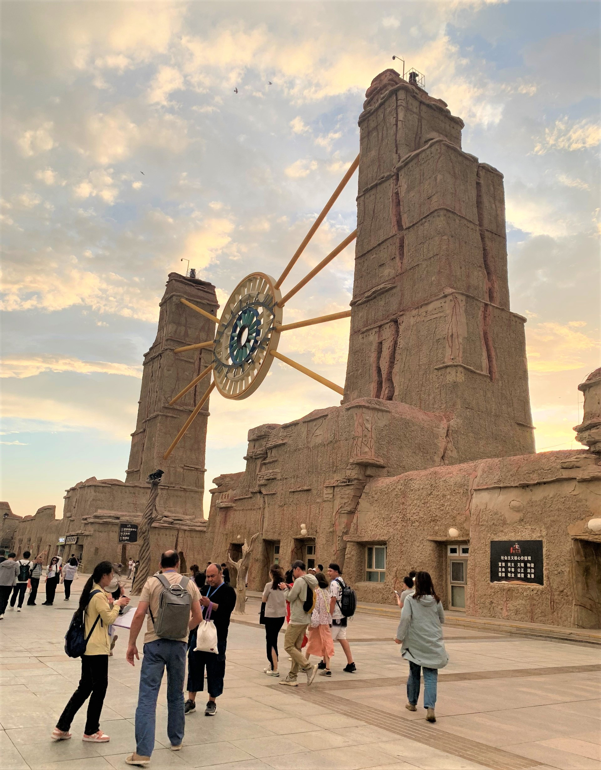 Đây là điểm đến không thể bỏ qua khi đến thành phố Kamamay, Tân Cương. (Ảnh: HỮU HƯNG)