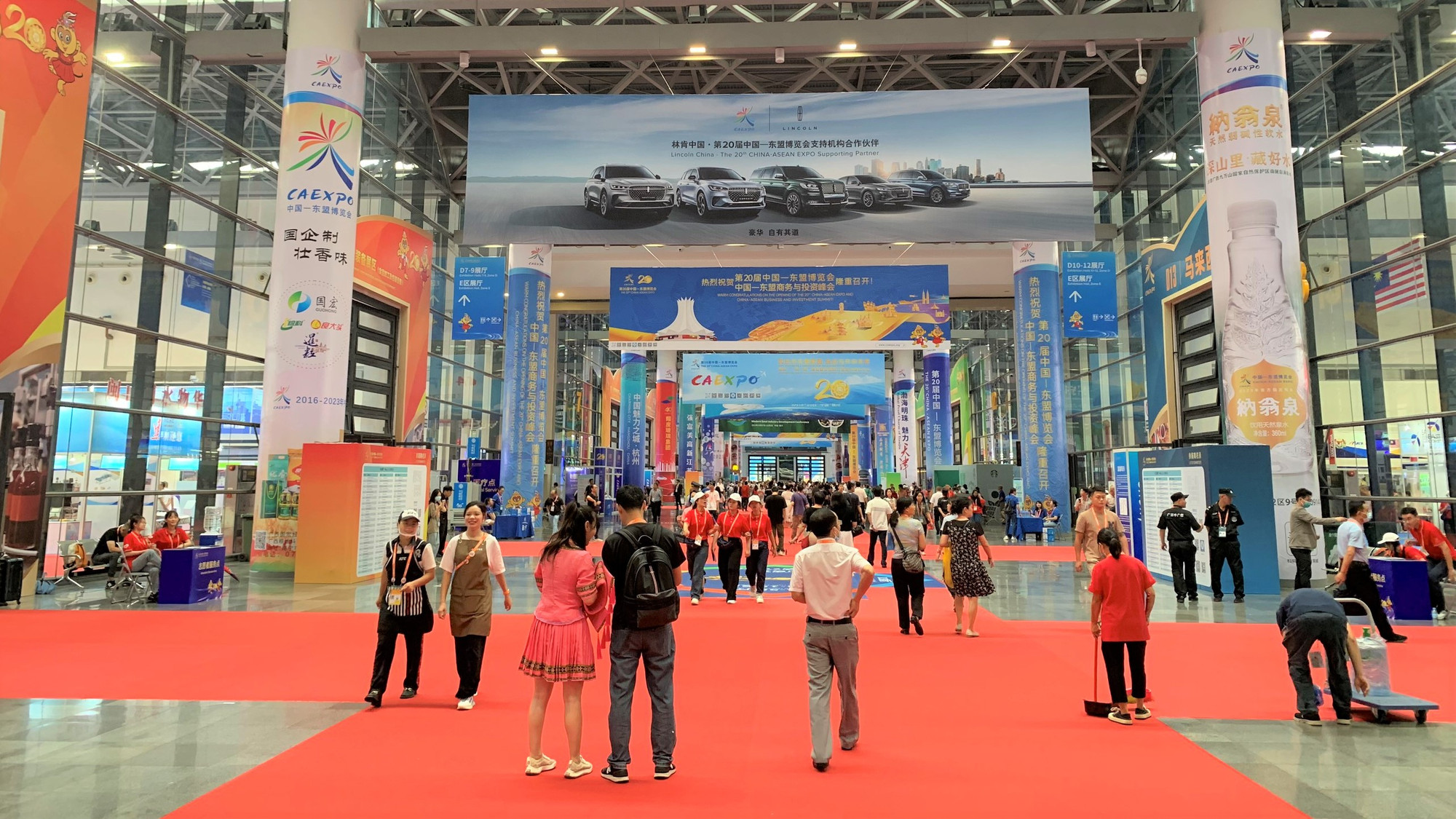 Rất đông người đến tham quan Hội chợ ngay trong ngày đầu tiên mở cửa.