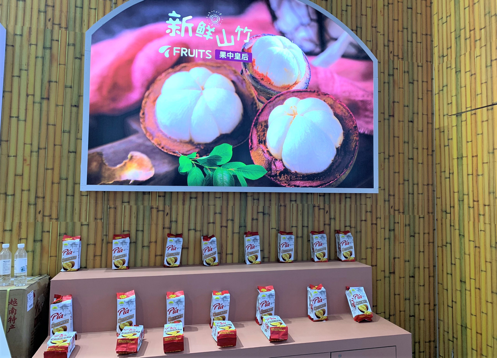 Nhiều sản phẩm Việt Nam được trưng bày. (Ảnh: HỮU HƯNG)