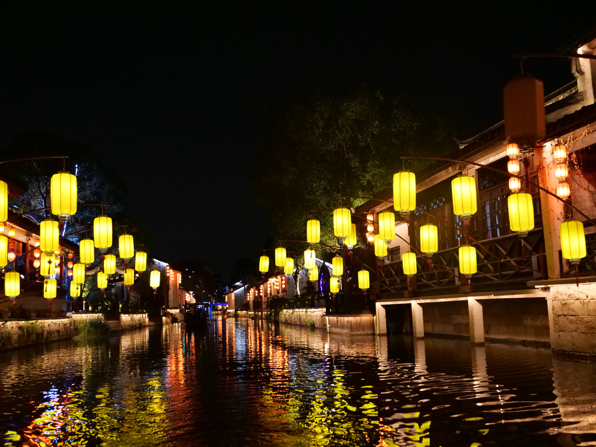 Tour đi thuyền trên sông về đêm được du khách rất ưa chuộng. (Ảnh: HỮU HƯNG)