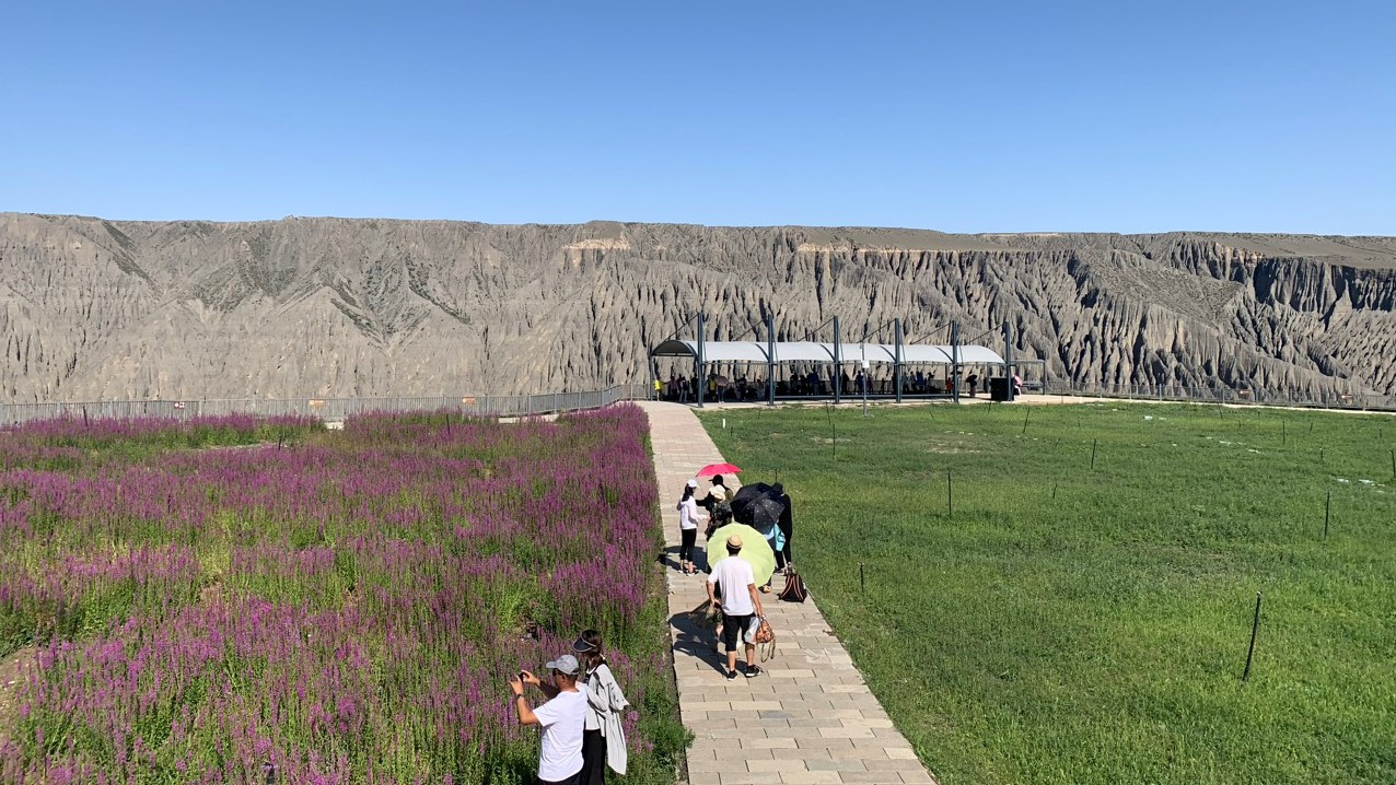 Hẻm núi cạnh thảo nguyên cuốn hút du khách. (Ảnh: HỮU HƯNG) Hẻm núi cạnh thảo nguyên cuốn hút du khách. (Ảnh: HỮU HƯNG)