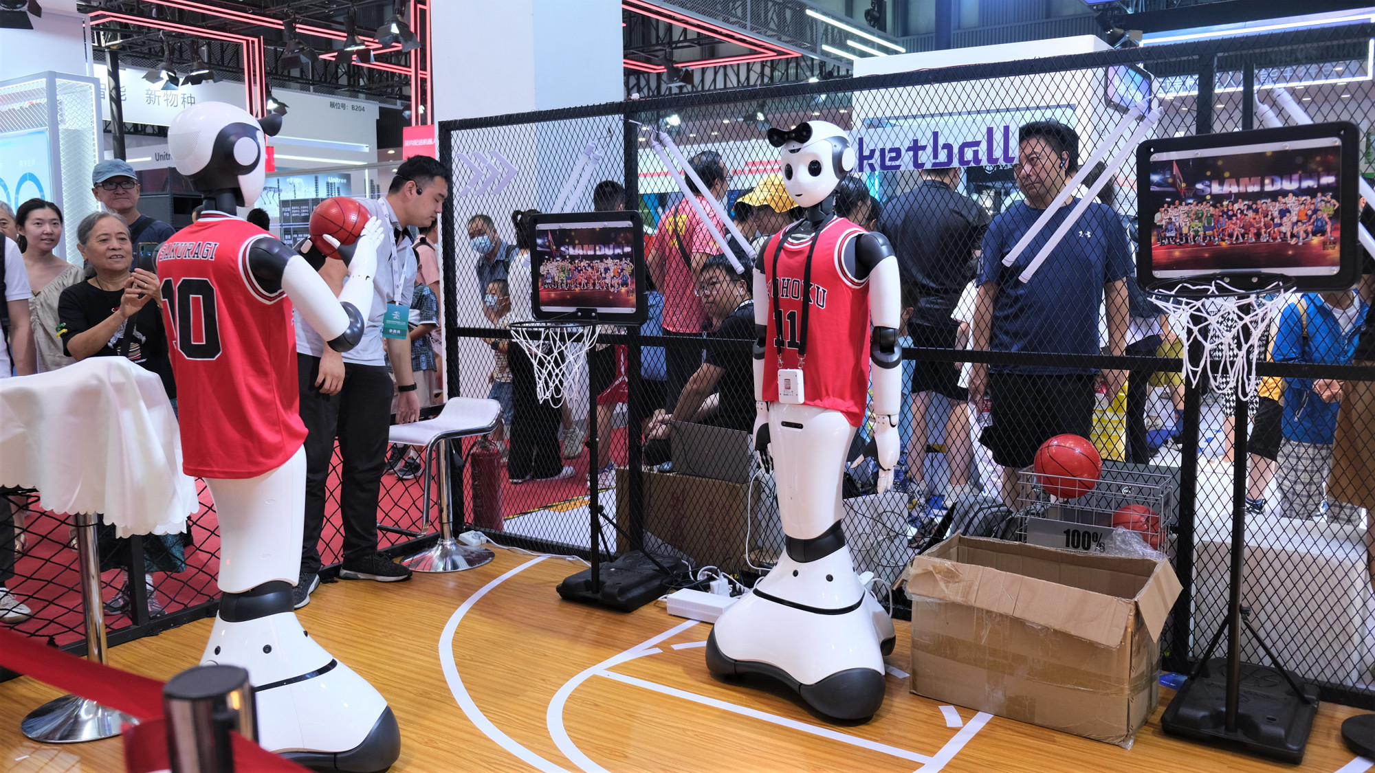 Robot cũng có thể chơi bóng rổ. (Ảnh: HỮU HƯNG)