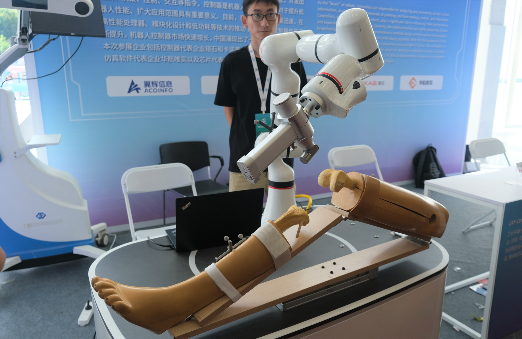 Một robot được ứng dụng trong ngành y tế. (Ảnh: HỮU HƯNG)