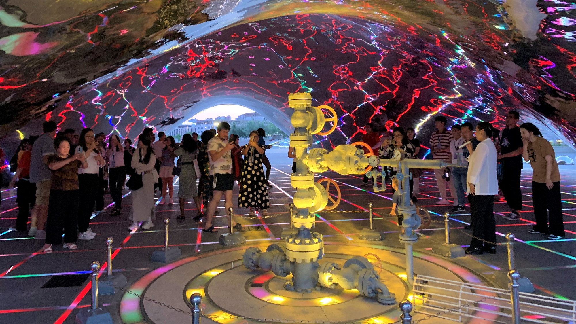 Biểu tượng "giếng dầu đầu tiên" tại quảng trường thành phố Karamay. (Ảnh: HỮU HƯNG) Biểu tượng "giếng dầu đầu tiên" tại quảng trường thành phố Karamay. (Ảnh: HỮU HƯNG)