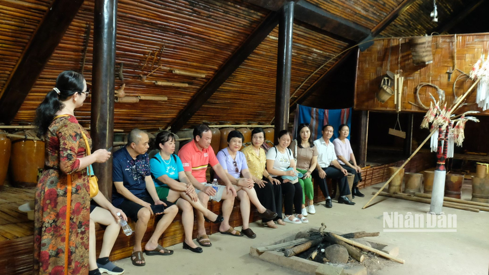Du khách tìm hiểu văn hóa nhà dài của người X’tiêng ở Bình Phước.