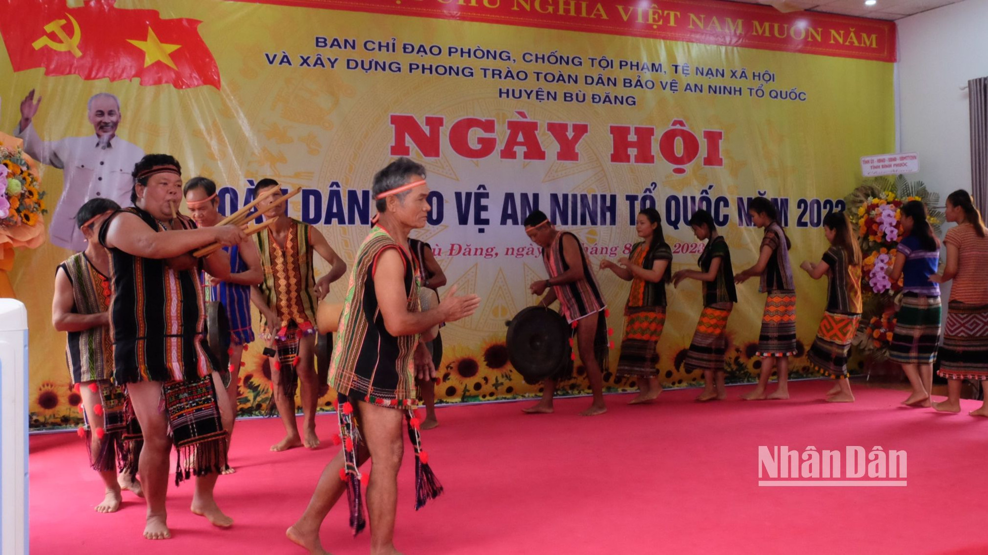 Các nghệ nhân dân tộc X’tiêng biểu diễn nhạc cụ dân tộc.