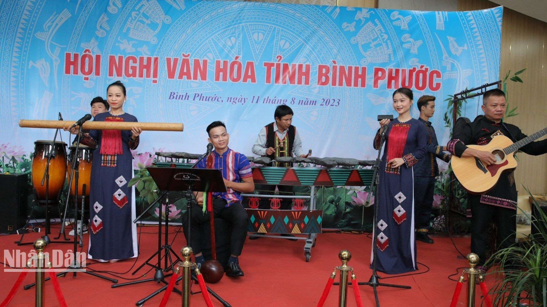 Hợp xướng biểu diễn nhạc cụ dân tộc.