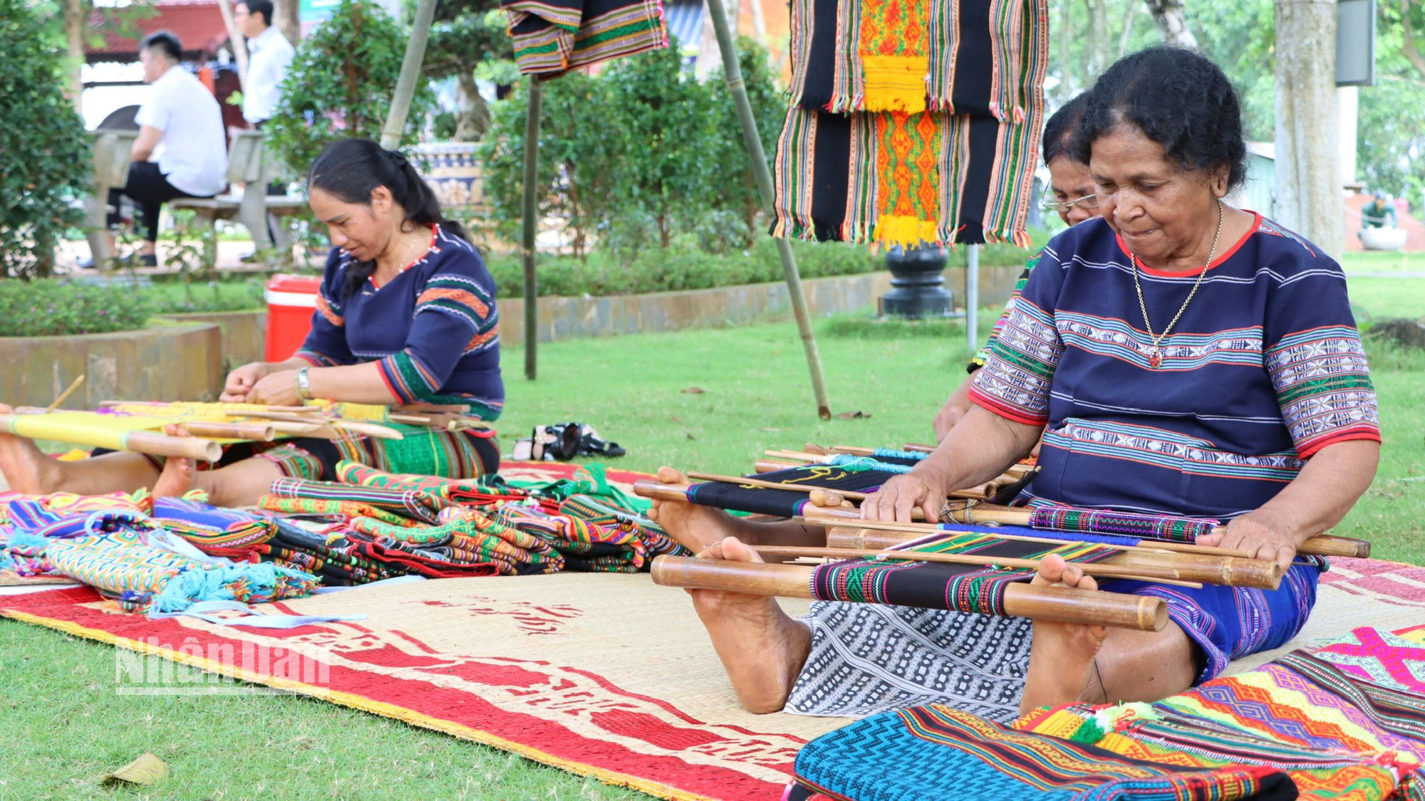 Các nghệ nhân người M’Nông dệt thổ cẩm.