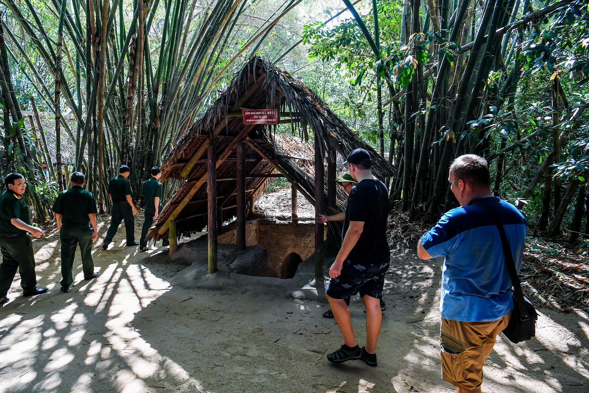 Hầm nghỉ ngơi và làm việc của Tư lệnh tại địa đạo Củ Chi. Hầm nghỉ ngơi và làm việc của Tư lệnh tại địa đạo Củ Chi.