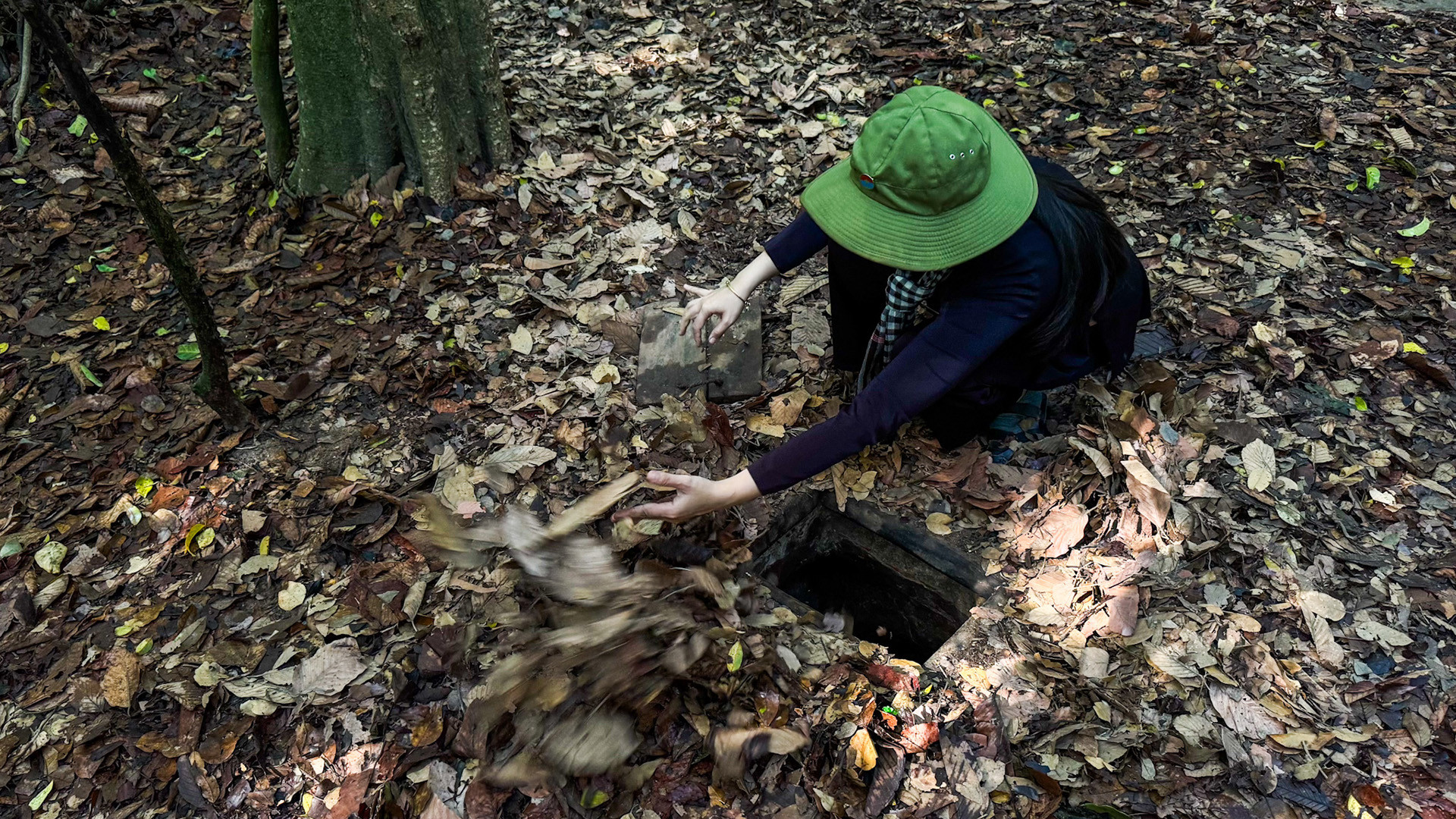 Ở địa đạo Củ Chi, hầm bí mật cấu tạo theo nhiều cách, nhưng chủ yếu là trong lòng đất, chỉ có một miệng lên xuống vừa lọt vai người và có lỗ thông hơi để thở. Khi đóng nắp miệng hầm lại, kẻ thù đi trên mặt đất khó phát hiện được căn hầm. Trong ảnh là một nắp hầm ở hệ thống địa đạo Củ Chi hiện nay. Ở địa đạo Củ Chi, hầm bí mật cấu tạo theo nhiều cách, nhưng chủ yếu là trong lòng đất, chỉ có một miệng lên xuống vừa lọt vai người và có lỗ thông hơi để thở. Khi đóng nắp miệng hầm lại, kẻ thù đi trên mặt đất khó phát hiện được căn hầm. Trong ảnh là một nắp hầm ở hệ thống địa đạo Củ Chi hiện nay.