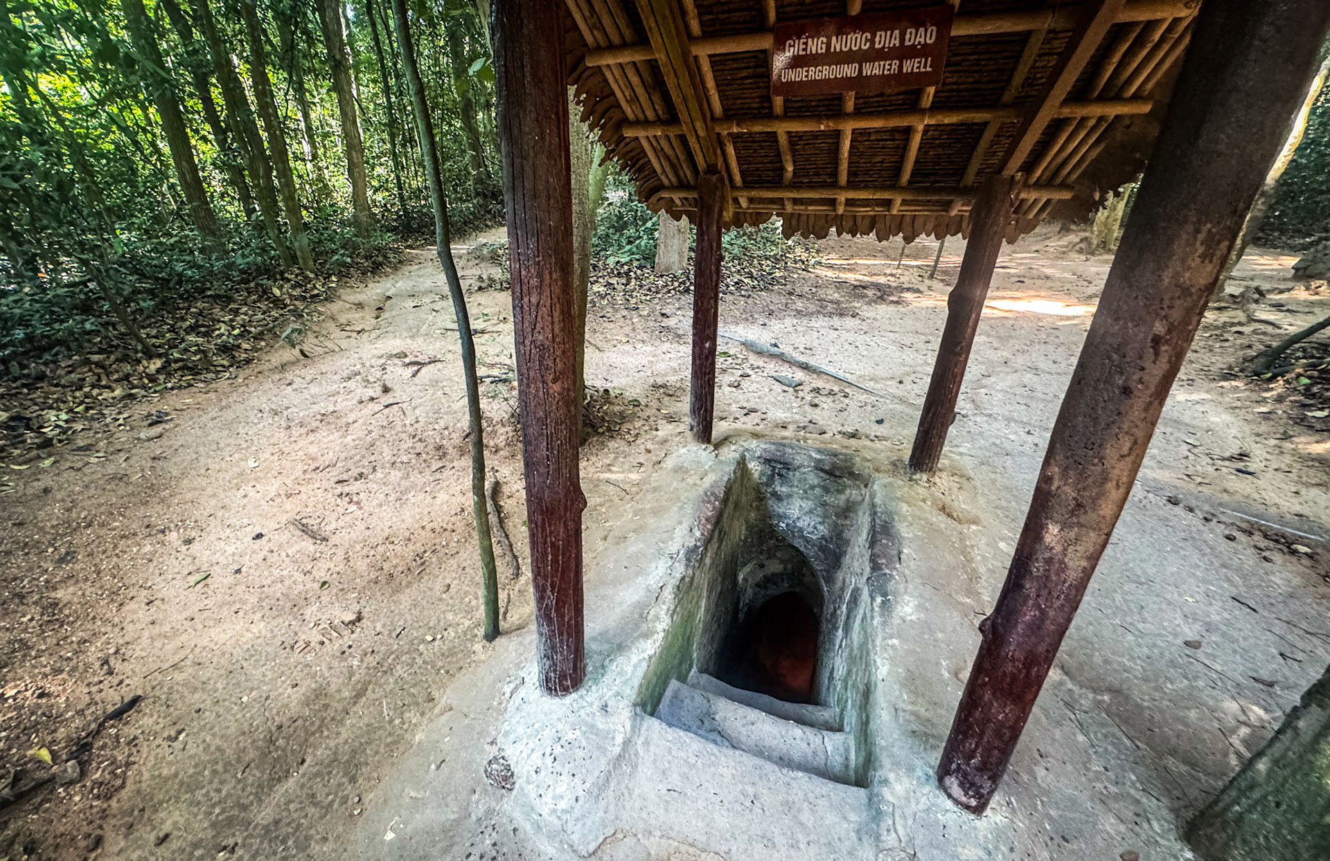 Một góc giếng nước ở địa đạo Củ Chi. Một góc giếng nước ở địa đạo Củ Chi.