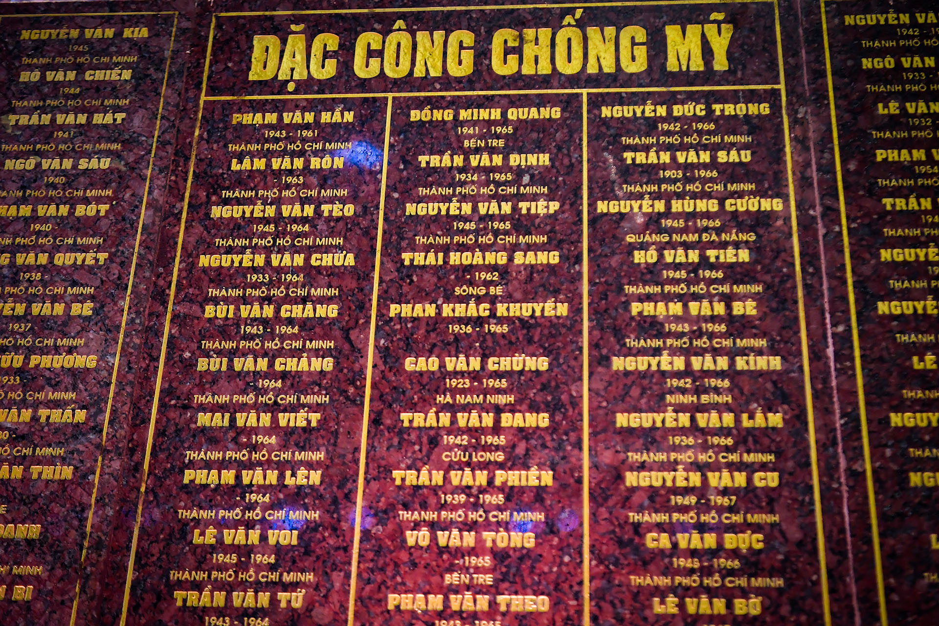 Bên trong Đền tưởng niệm liệt sĩ Bến Dược ở địa đạo Củ Chi, có những bức tường đá hoa cương ghi tên các anh hùng liệt sĩ đã hy sinh vì Tổ quốc. Hơn 45.600 liệt sĩ được khắc tên trong đền, gồm các Mẹ Việt Nam Anh hùng, anh hùng, liệt sĩ… từ nhiều địa phương trên cả nước. Bên trong Đền tưởng niệm liệt sĩ Bến Dược ở địa đạo Củ Chi, có những bức tường đá hoa cương ghi tên các anh hùng liệt sĩ đã hy sinh vì Tổ quốc. Hơn 45.600 liệt sĩ được khắc tên trong đền, gồm các Mẹ Việt Nam Anh hùng, anh hùng, liệt sĩ… từ nhiều địa phương trên cả nước.