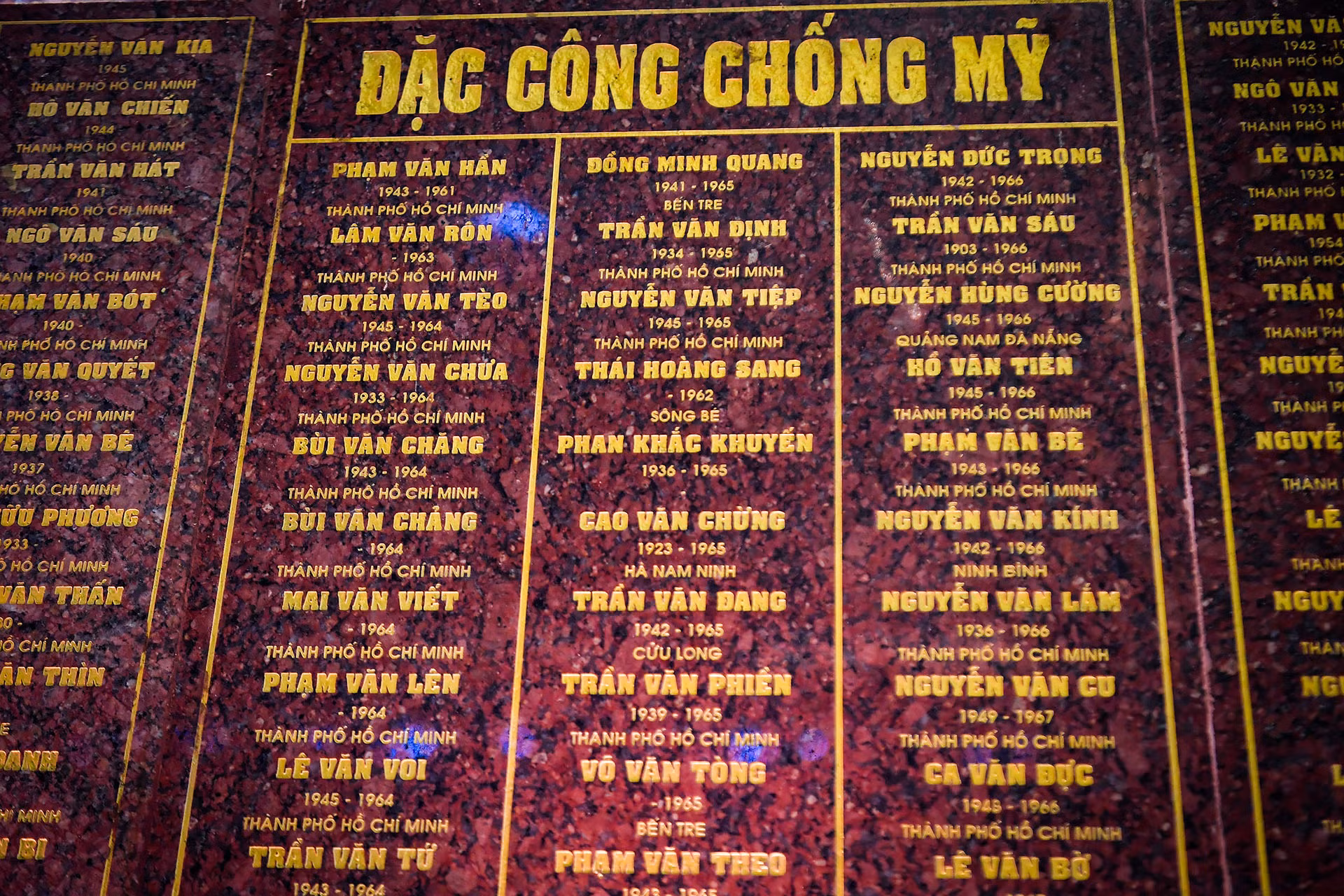 Bên trong Đền tưởng niệm liệt sĩ Bến Dược ở địa đạo Củ Chi, có những bức tường đá hoa cương ghi tên các anh hùng liệt sĩ đã hy sinh vì Tổ quốc. Hơn 45.600 liệt sĩ được khắc tên trong đền, gồm các Mẹ Việt Nam Anh hùng, anh hùng, liệt sĩ… từ nhiều địa phương trên cả nước.