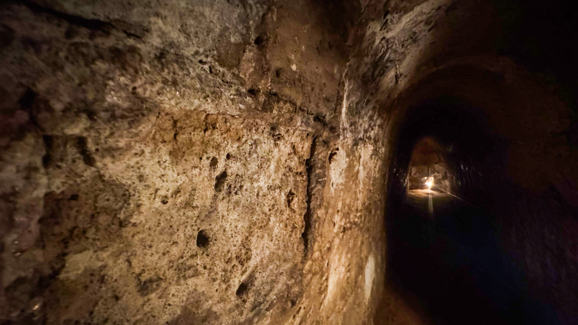 Địa đạo Củ Chi xây dựng trong thời kỳ kháng chiến chống Pháp và được gia cố trong thời kỳ kháng chiến chống Mỹ. Địa đạo Củ Chi xây dựng trong thời kỳ kháng chiến chống Pháp và được gia cố trong thời kỳ kháng chiến chống Mỹ.