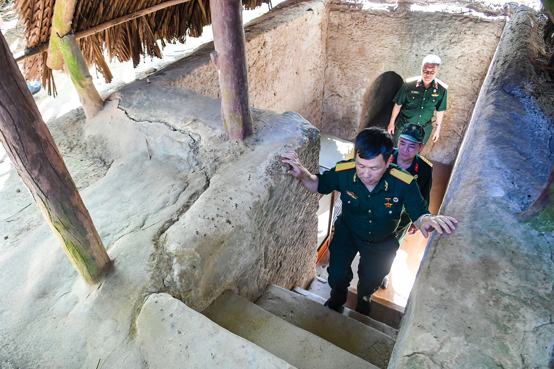 Trong những tháng ngày lịch sử hướng tới kỷ niệm 50 năm Ngày Giải phóng miền nam, thống nhất đất nước, nhiều cựu chiến binh đã tới thăm địa đạo Củ Chi. Trong những tháng ngày lịch sử hướng tới kỷ niệm 50 năm Ngày Giải phóng miền nam, thống nhất đất nước, nhiều cựu chiến binh đã tới thăm địa đạo Củ Chi.