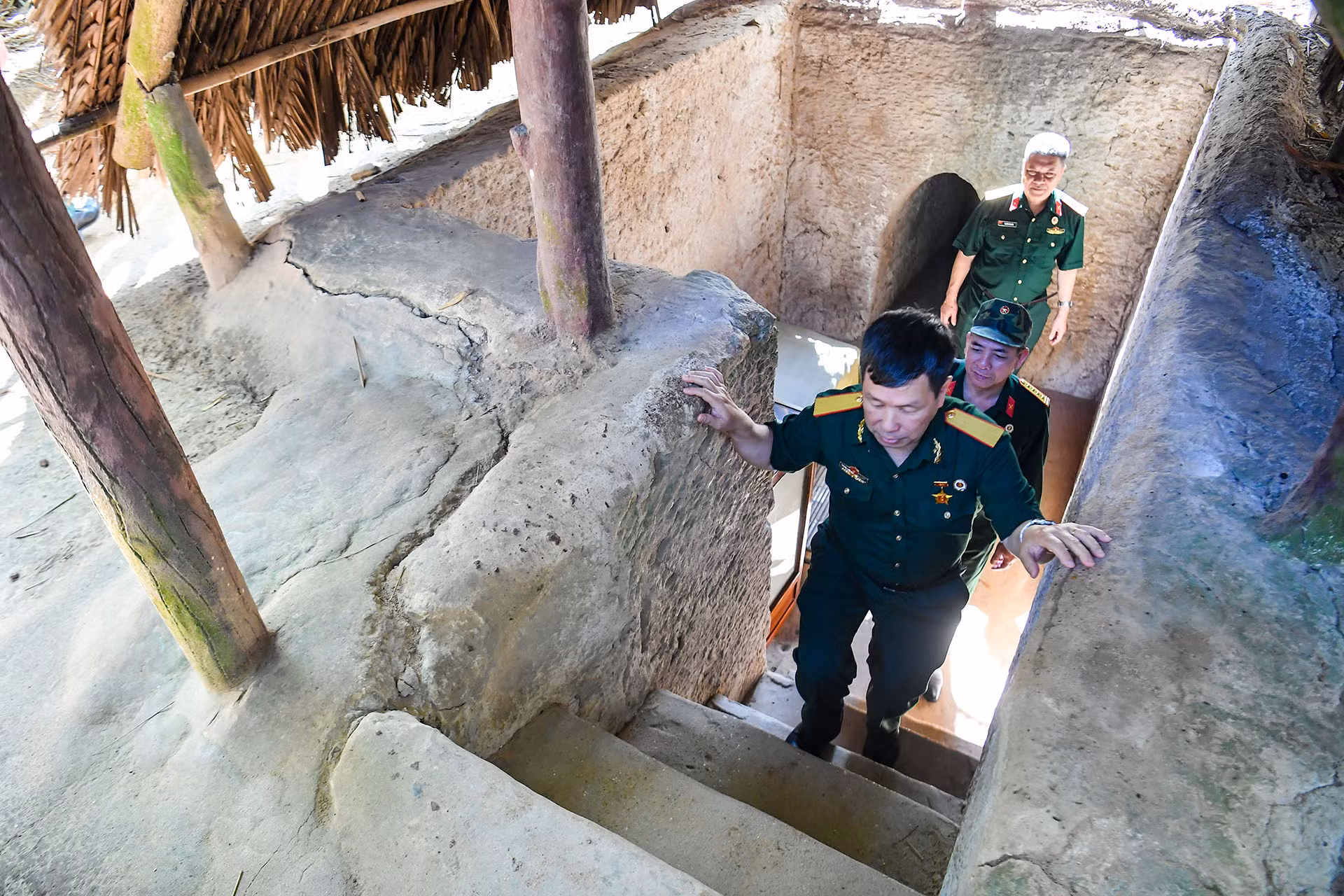 Trong những tháng ngày lịch sử hướng tới kỷ niệm 50 năm Ngày Giải phóng miền nam, thống nhất đất nước, nhiều cựu chiến binh đã tới thăm địa đạo Củ Chi.