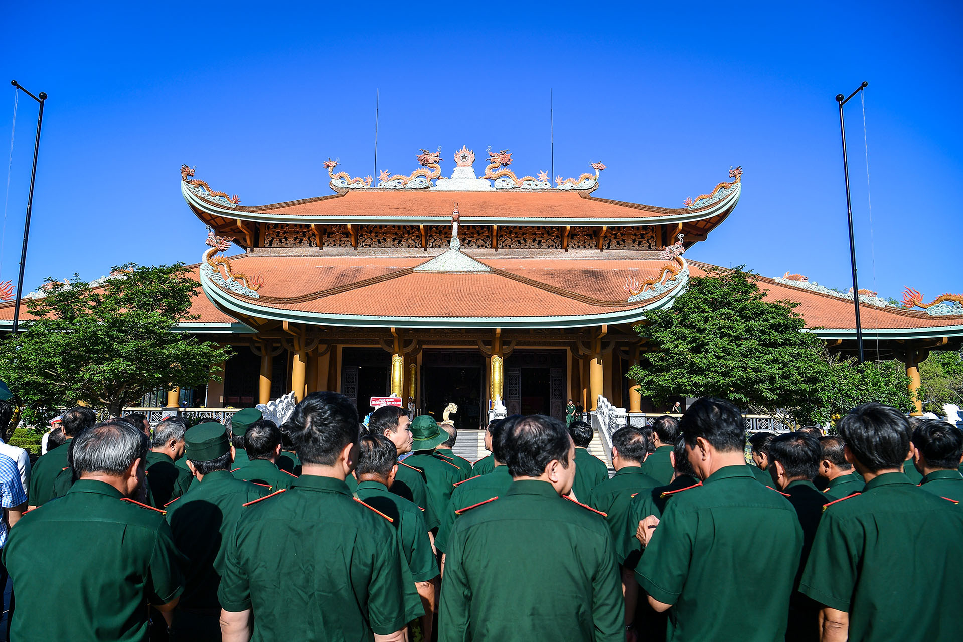 Những cựu chiến binh bên Đền tưởng niệm liệt sĩ Bến Dược ở Khu di tích lịch sử địa đạo Củ Chi Những cựu chiến binh bên Đền tưởng niệm liệt sĩ Bến Dược ở Khu di tích lịch sử địa đạo Củ Chi