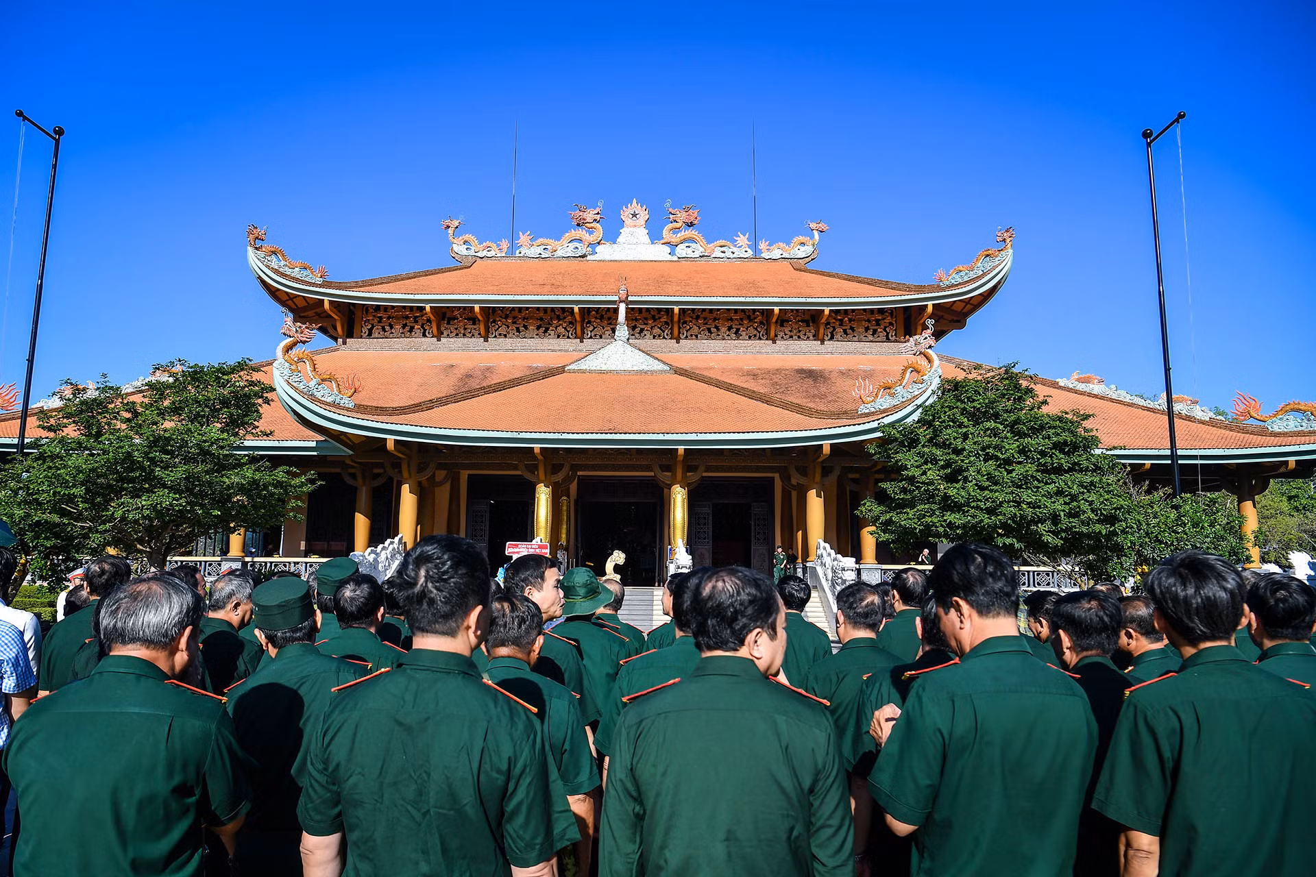 Những cựu chiến binh bên Đền tưởng niệm liệt sĩ Bến Dược ở Khu di tích lịch sử địa đạo Củ Chi