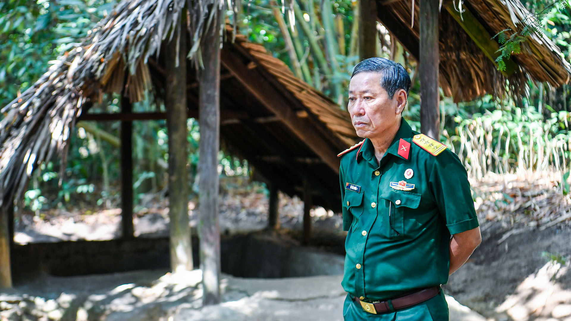 Giây phút trầm tư của một cựu chiến binh khi tham quan địa đạo Củ Chi. Giây phút trầm tư của một cựu chiến binh khi tham quan địa đạo Củ Chi.