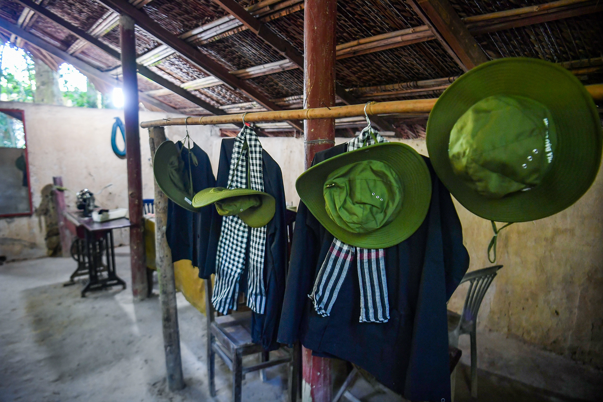 Và không thể thiếu hình ảnh về chiếc mũ tai bèo và tấm khăn rằn. Và không thể thiếu hình ảnh về chiếc mũ tai bèo và tấm khăn rằn.