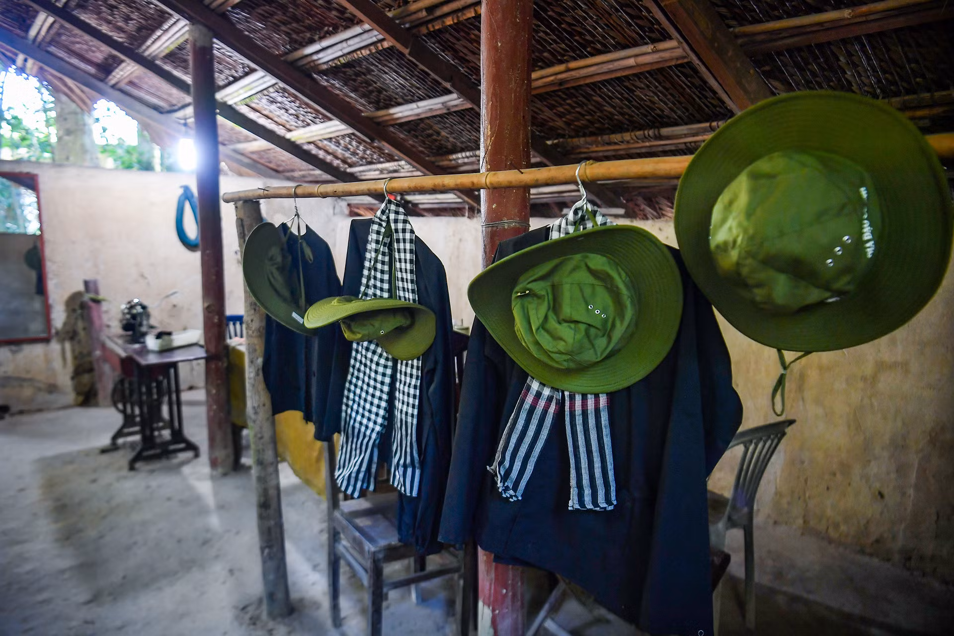 Và không thể thiếu hình ảnh về chiếc mũ tai bèo và tấm khăn rằn.