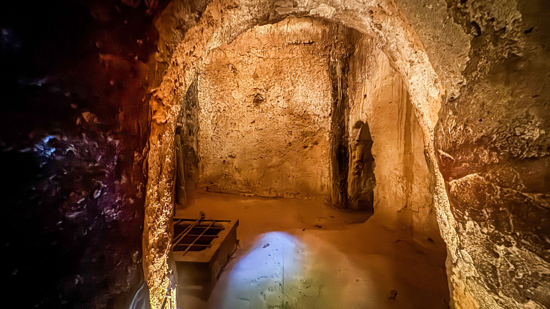 Bên trong lòng địa đạo Củ Chi ngày nay. Bên trong lòng địa đạo Củ Chi ngày nay.