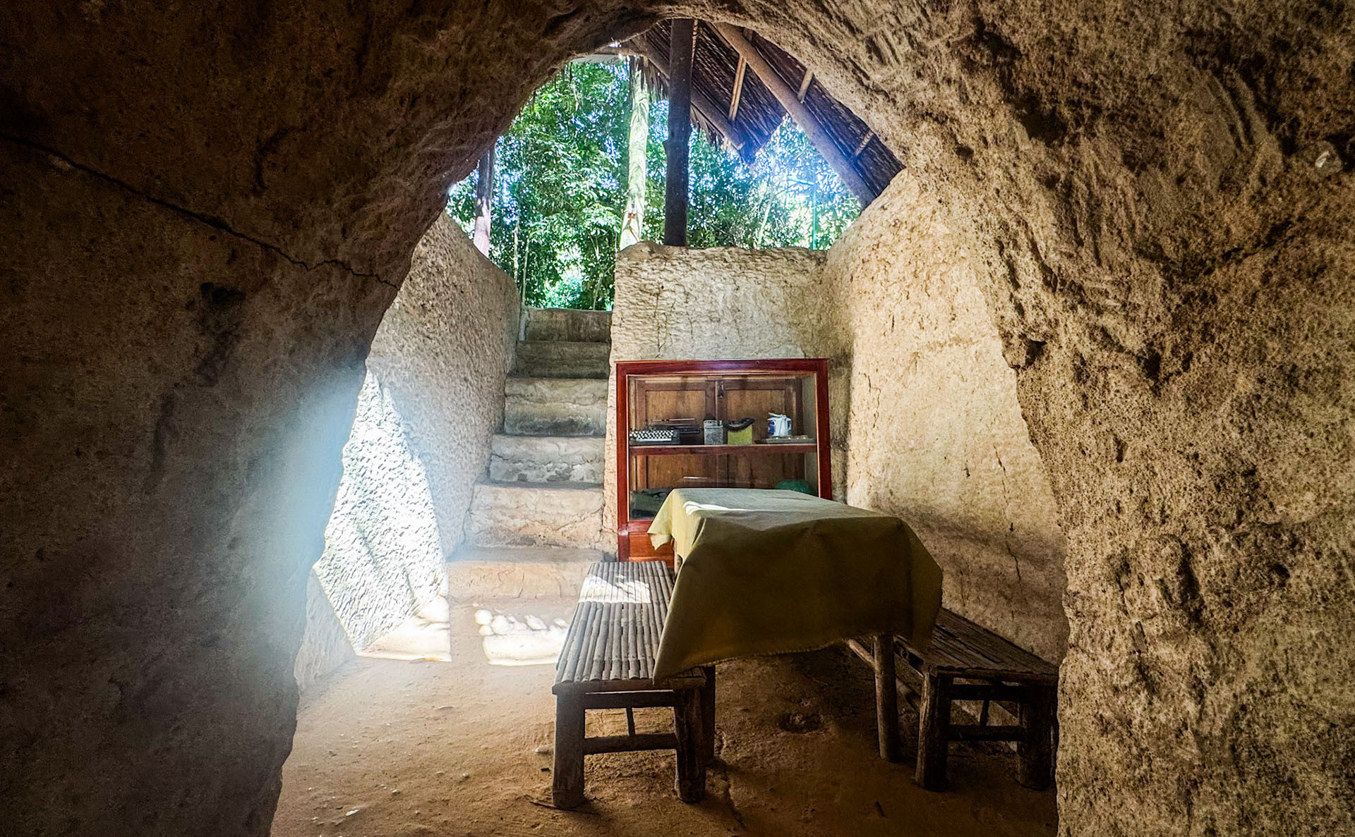 Những không gian sống đầy khó khăn trong lòng địa đạo Củ Chi một thời. Những không gian sống đầy khó khăn trong lòng địa đạo Củ Chi một thời.