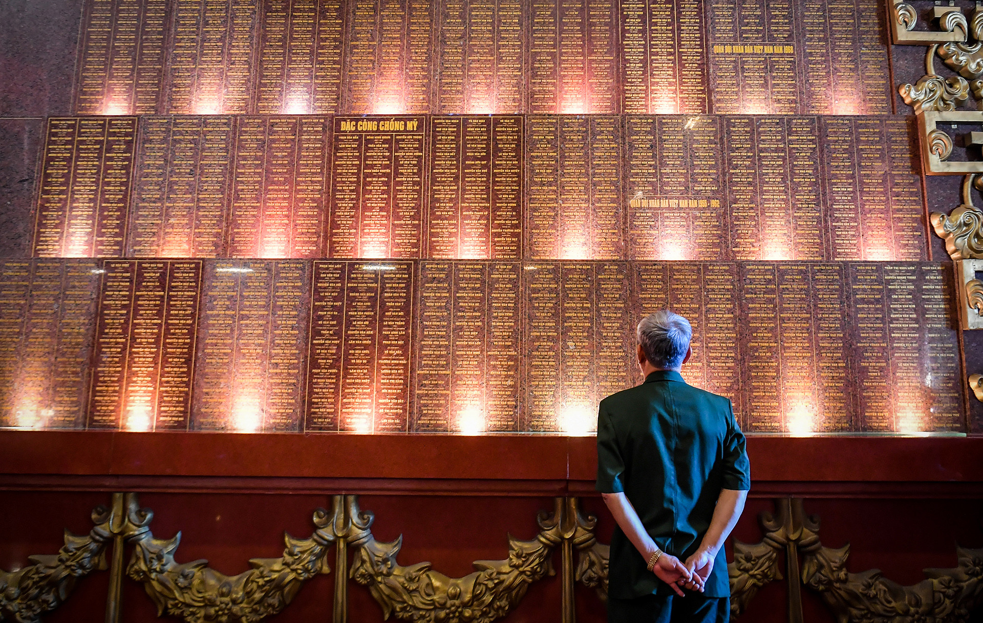 Rất nhiều cựu chiến binh đã đến Đền tưởng niệm liệt sĩ Bến Dược và không khỏi nghẹn ngào xúc động khi thấy những dòng tên được vinh danh ở đây. Rất nhiều cựu chiến binh đã đến Đền tưởng niệm liệt sĩ Bến Dược và không khỏi nghẹn ngào xúc động khi thấy những dòng tên được vinh danh ở đây.