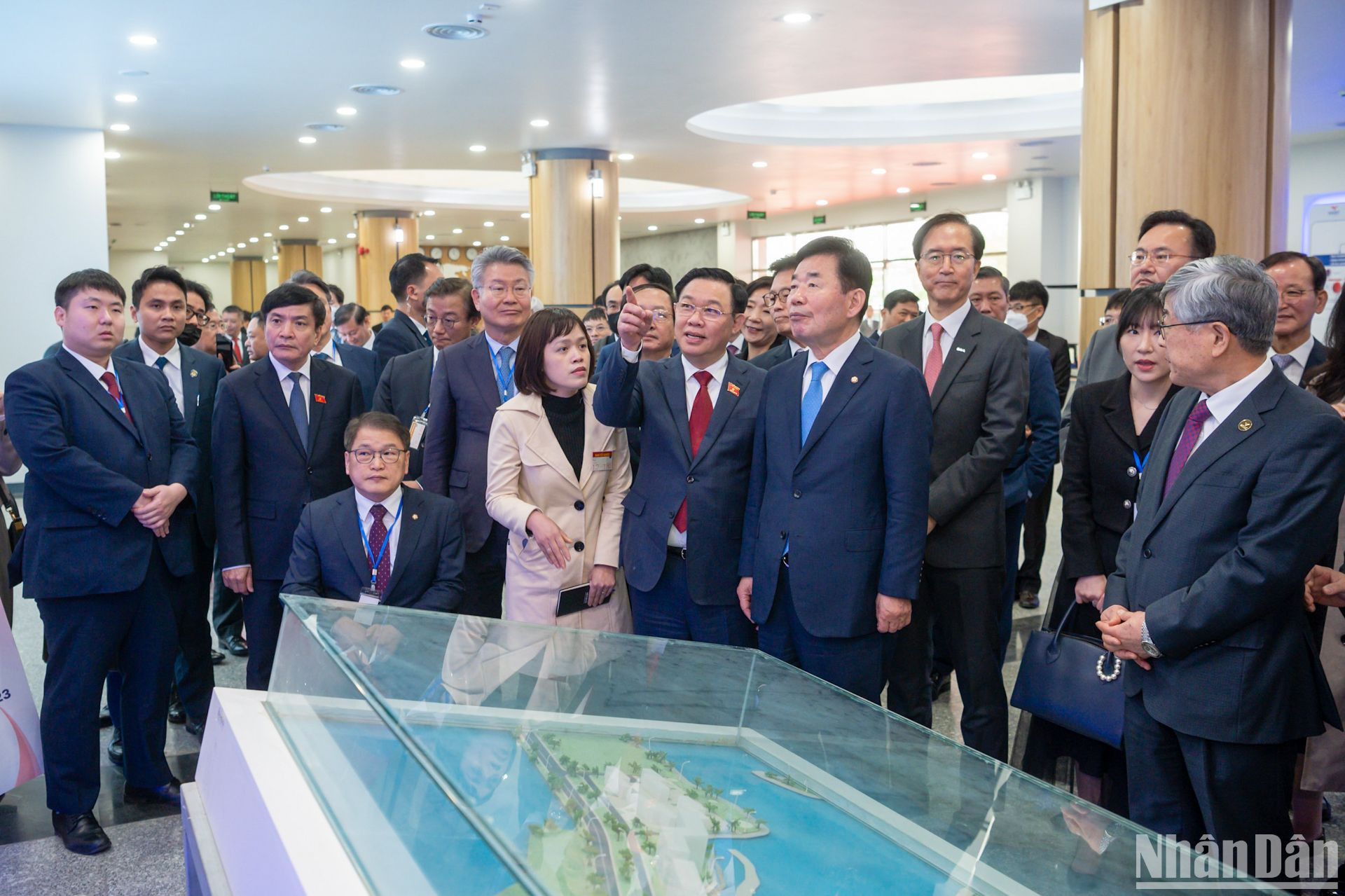 Chủ tịch Quốc hội Vương Đình Huệ và Chủ tịch Quốc hội Kim Jin-pyo tham quan Viện Khoa học và Công nghệ Việt Nam-Hàn Quốc.