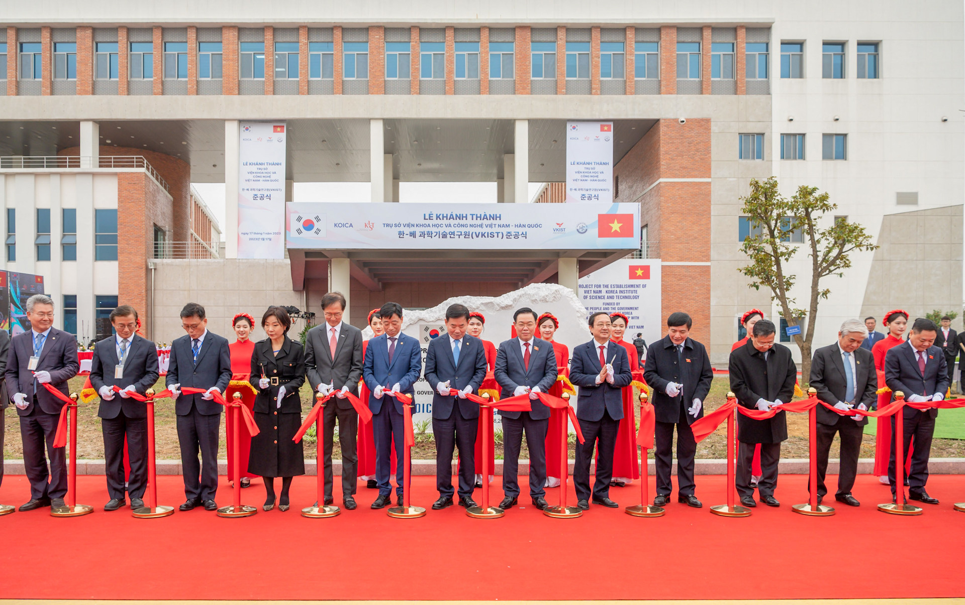 Chủ tịch Quốc hội Vương Đình Huệ và Chủ tịch Quốc hội Hàn Quốc Kim Jin-pyo và các đại biểu thực hiện nghi thức khánh thành.