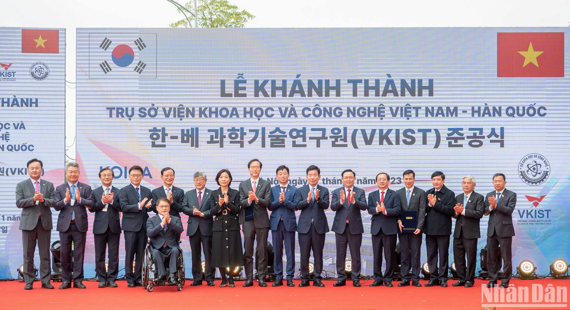 Chủ tịch Quốc hội Vương Đình Huệ và Chủ tịch Quốc hội Kim Jin-pyo chụp ảnh lưu niệm với các đại biểu dự buổi lễ.