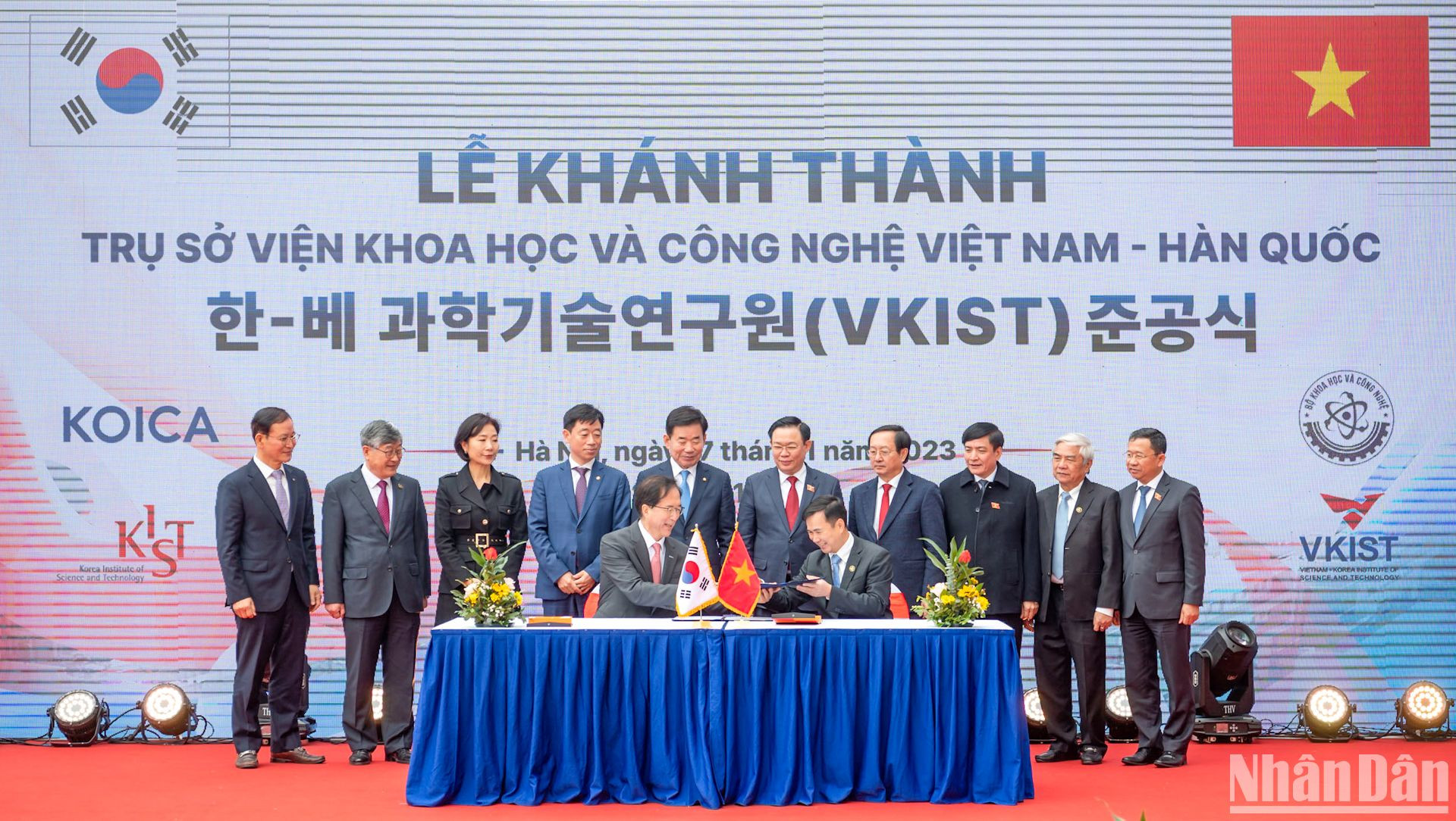 Chủ tịch Quốc hội Vương Đình Huệ và Chủ tịch Quốc hội Kim Jin Pyo chứng kiến lễ ký Biên bản bàn giao trụ sở Viện Khoa học và Công nghệ Việt Nam-Hàn Quốc.