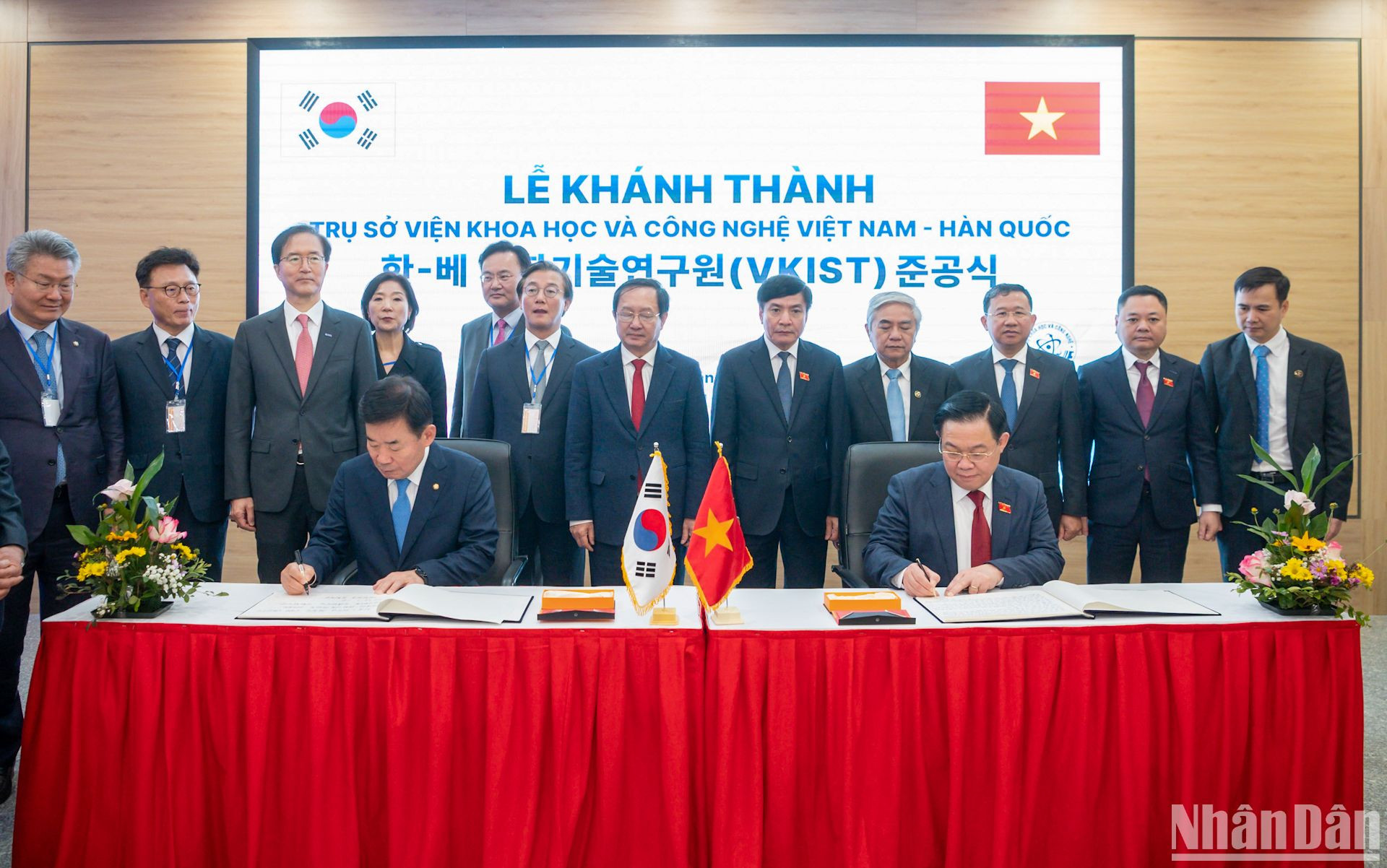 Chủ tịch hội Vương Đình Huệ và Chủ tịch Quốc hội Hàn Quốc Kim Jin-pyo viết lưu bút tại trụ sở của VKIST.