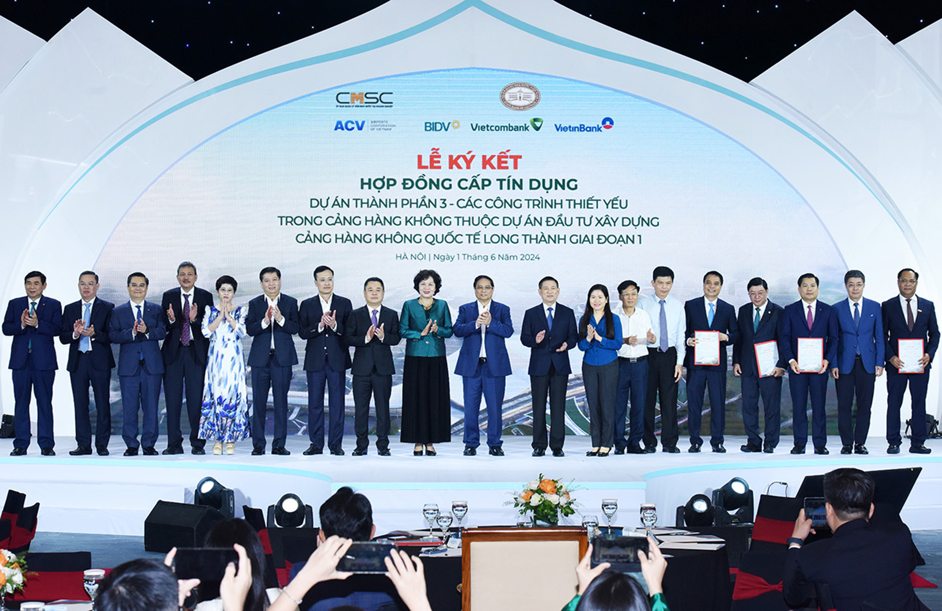 Thủ tướng Phạm Minh Chính và đại diện Tổng Công ty Cảng hàng không Việt Nam (ACV), Ngân hàng Vietcombank, Ngân hàng BIDV, Ngân hàng Vietinbank.