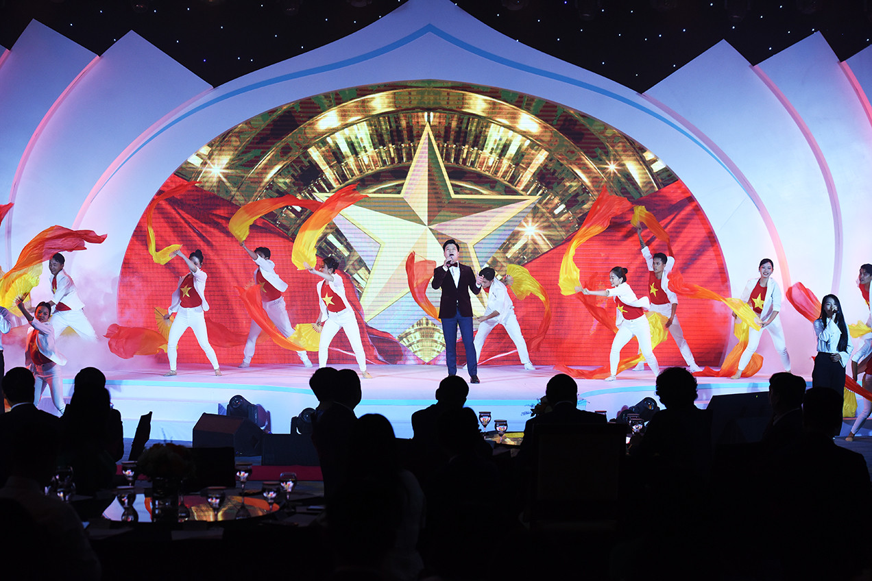 Chương trình biểu diễn nghệ thuật mở đầu cho buổi lễ.