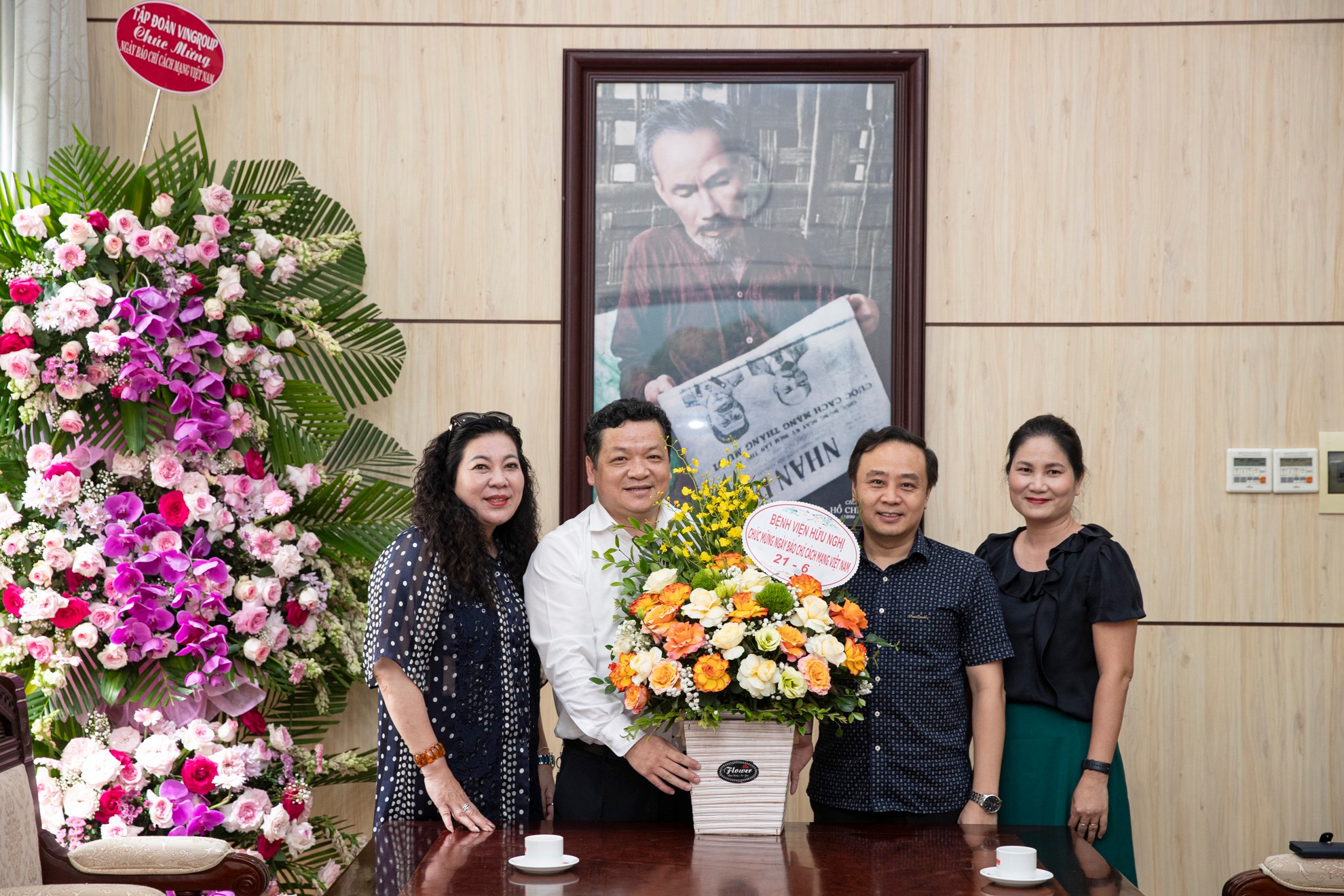 Tiến sĩ, Bác sĩ Bùi Long, Phó Giám đốc Bệnh viện Hữu Nghị (thứ hai từ bên phải) đến thăm và chúc mừng Báo Nhân Dân.