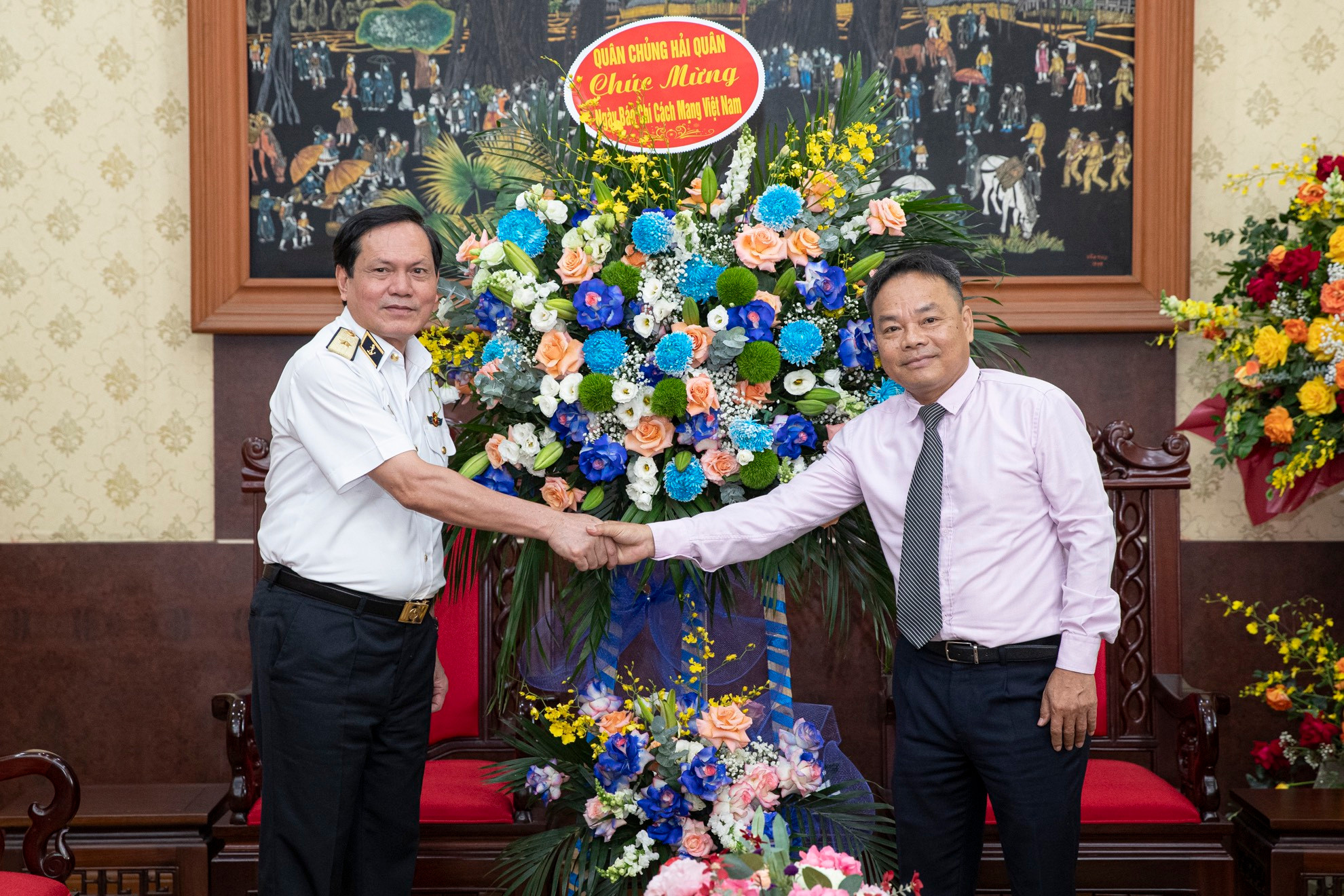 Phó Tổng Biên tập Báo Nhân Dân Đinh Như Hoan và Chuẩn Đô đốc Phạm Văn Luyện, Phó Chủ nhiệm Chính trị Hải quân.