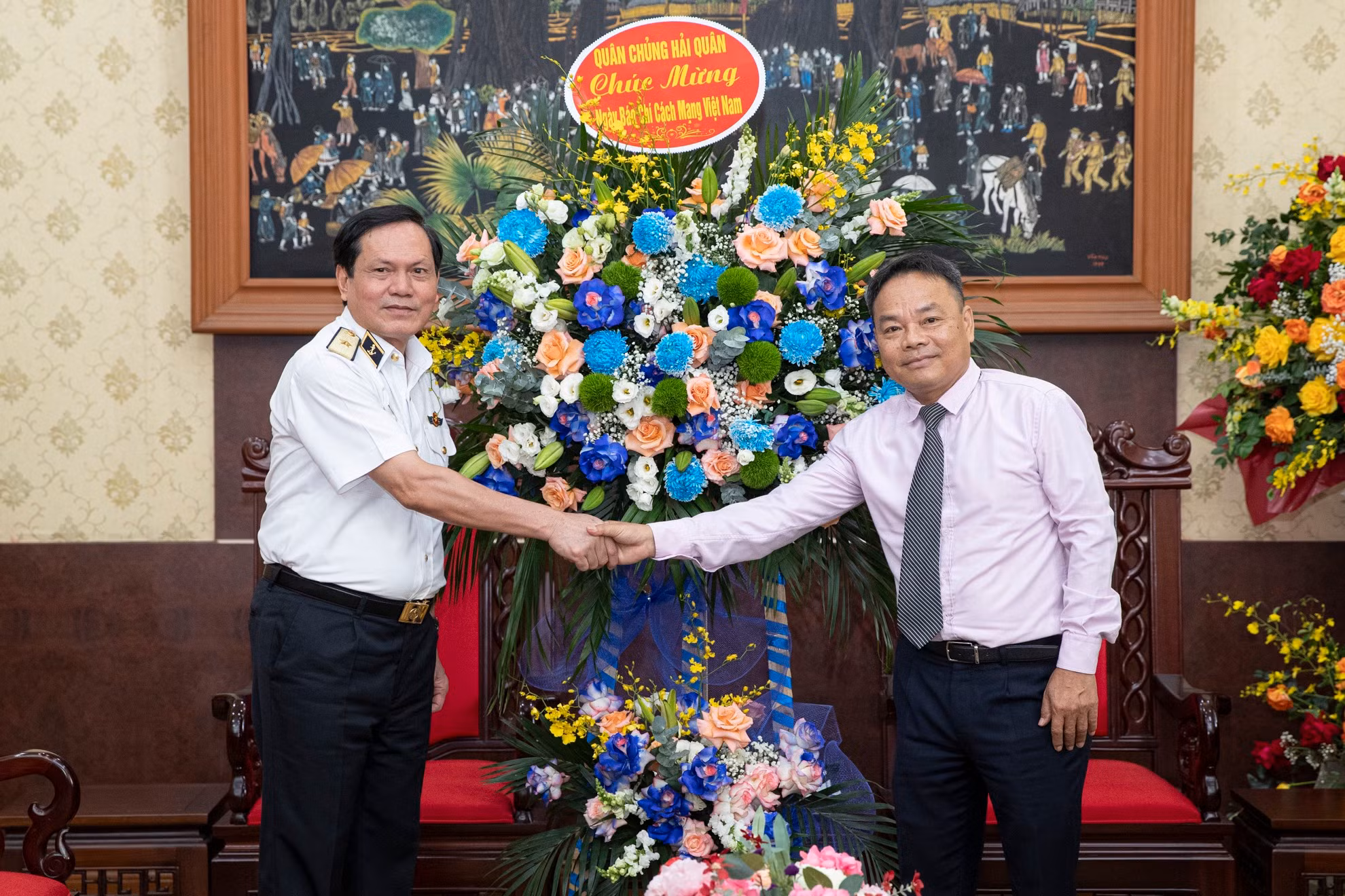 Phó Tổng Biên tập Báo Nhân Dân Đinh Như Hoan và Chuẩn Đô đốc Phạm Văn Luyện, Phó Chủ nhiệm Chính trị Hải quân. Phó Tổng Biên tập Báo Nhân Dân Đinh Như Hoan và Chuẩn Đô đốc Phạm Văn Luyện, Phó Chủ nhiệm Chính trị Hải quân.