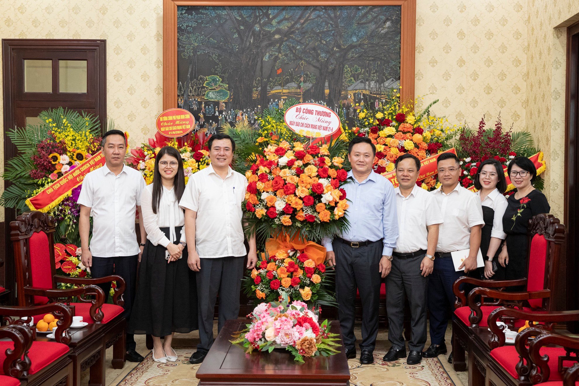 Thứ trưởng Công thương Nguyễn Sinh Nhật Tân cảm ơn Báo Nhân Dân luôn quan tâm, đồng hành cùng ngành công thương Việt Nam. (Ảnh: SƠN TÙNG)