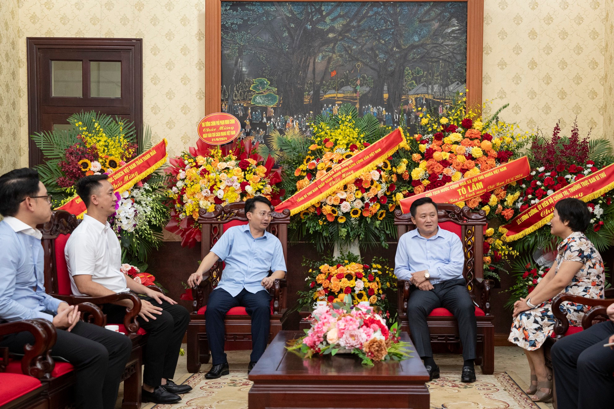 Đoàn đại biểu Sở Du lịch thành phố Hà Nội trò chuyện với lãnh đạo, cán bộ Báo Nhân Dân. (Ảnh: SƠN TÙNG)