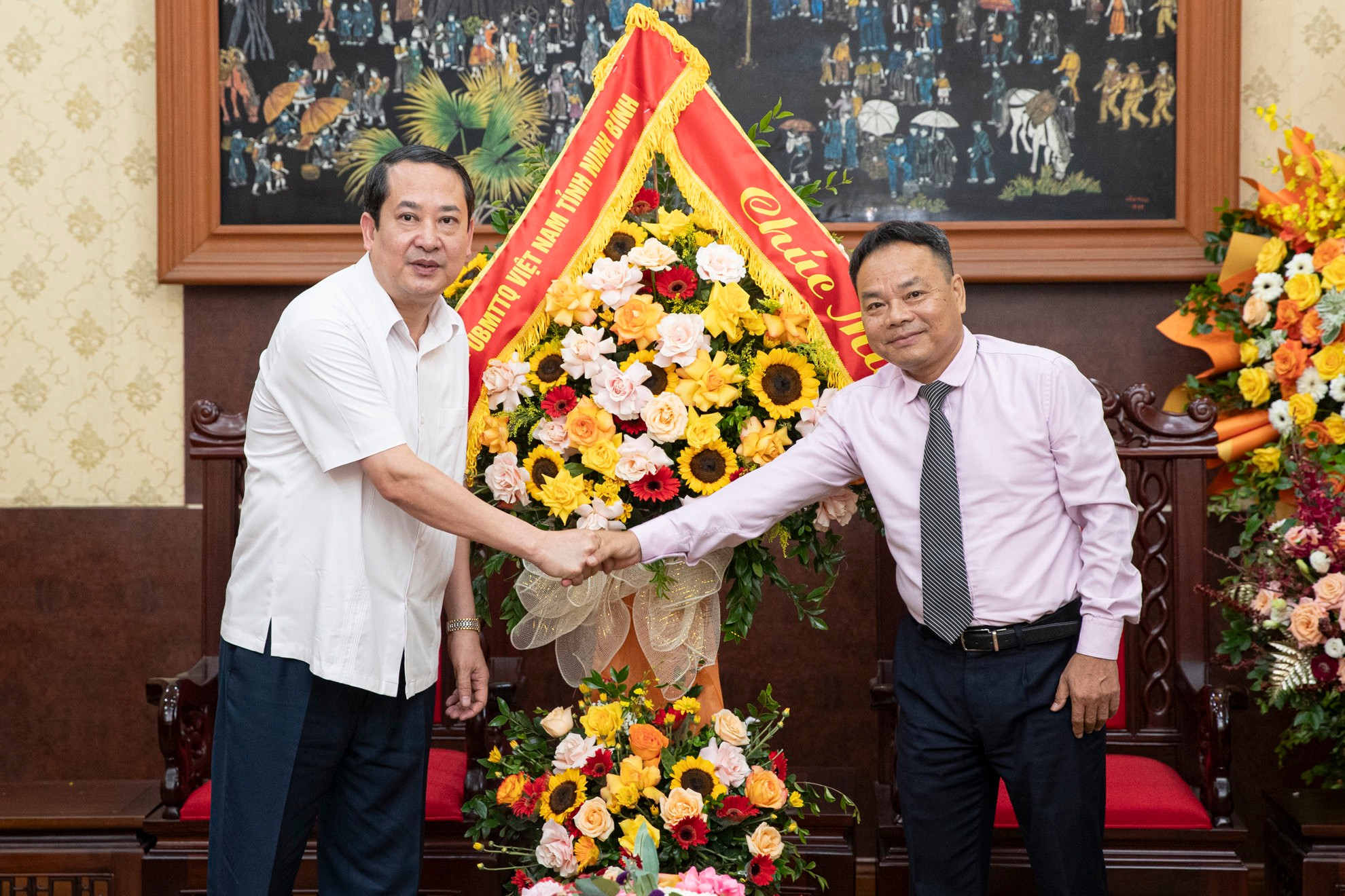 Đồng chí Mai Văn Tuất, Phó Bí thư thường trực Tỉnh ủy, Chủ tịch Hội đồng nhân dân tỉnh Ninh Bình cảm ơn đồng chí Đinh Như Hoan, Phó Tổng Biên tập Báo Nhân Dân đã gợi mở một số hướng phát triển cho báo chí Ninh Bình trong thời gian tới.