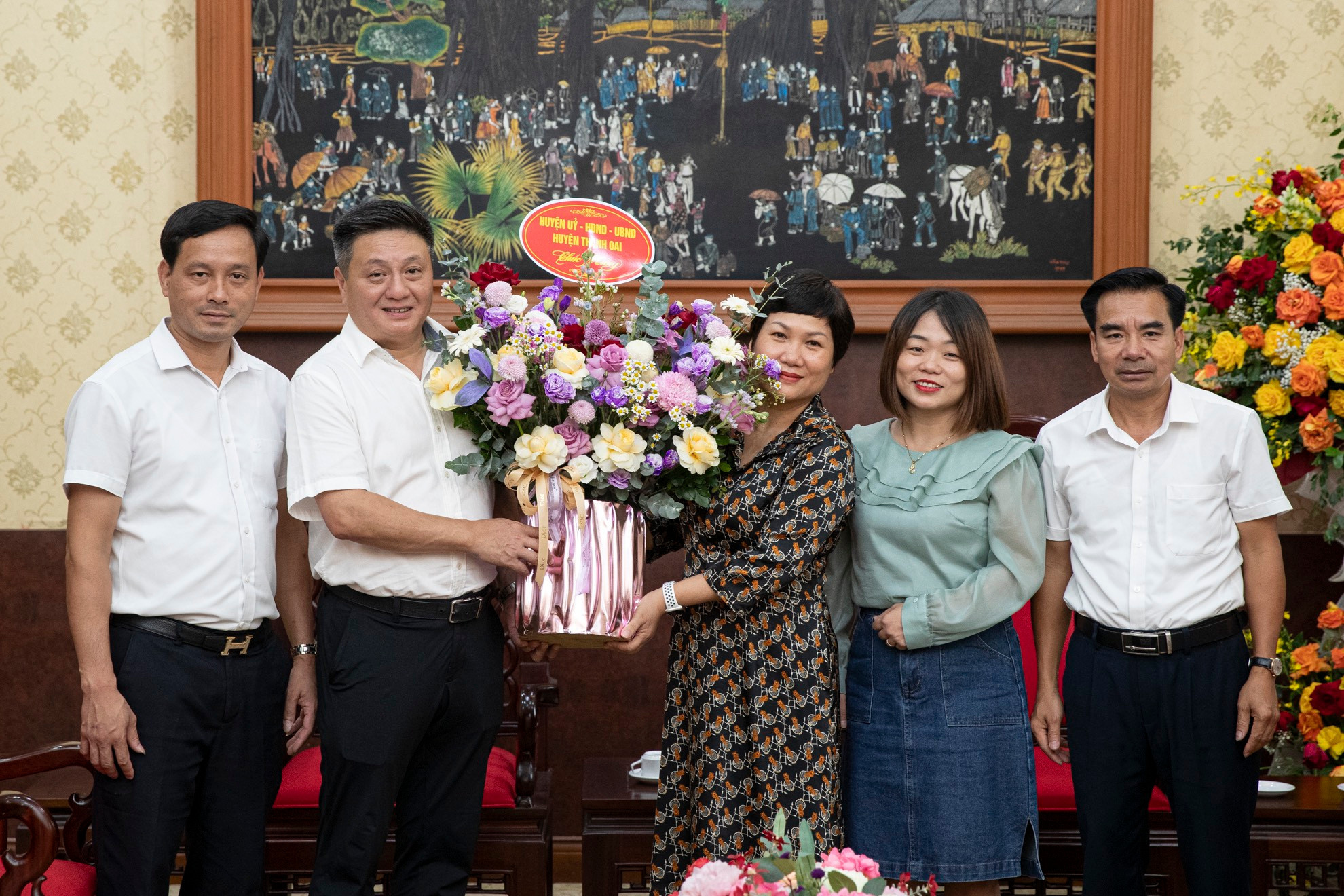 Đoàn đại biểu Huyện ủy Thanh Oai do đồng chí Bùi Hoàng Phan, Bí thư Huyện ủy dẫn đầu gửi lời chúc tốt đẹp tới tập thể những người làm báo Nhân Dân.