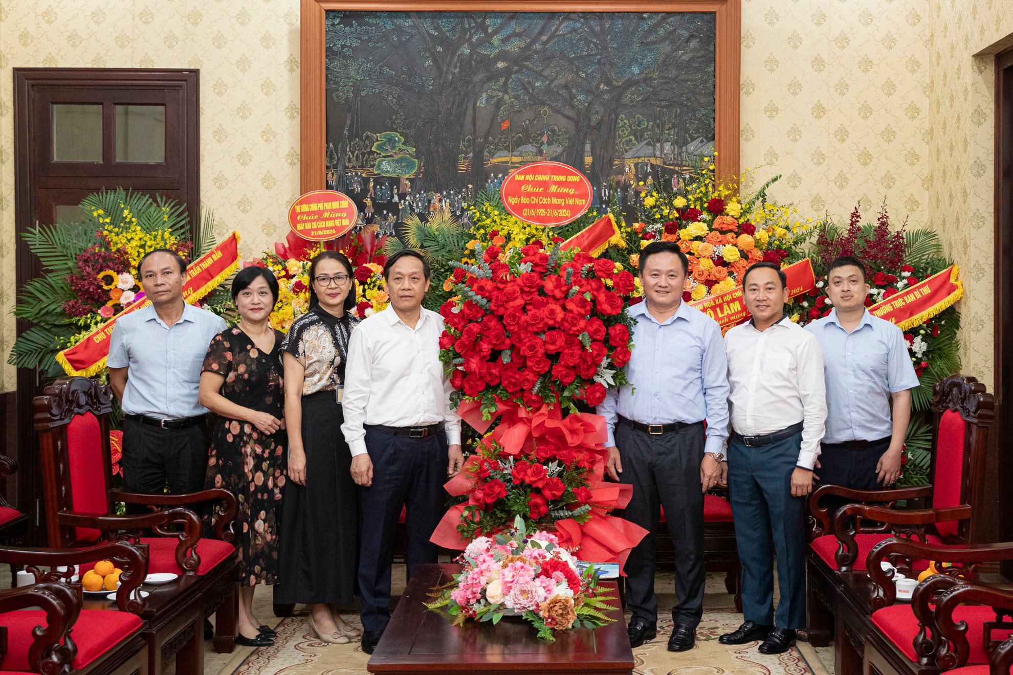 Phó Tổng Biên tập Báo Nhân Dân Phan Văn Hùng tiếp Đoàn đại biểu do đồng chí Nguyễn Thanh Hải, Phó Trưởng Ban Nội chính Trung ương dẫn đầu. (Ảnh: SƠN TÙNG)